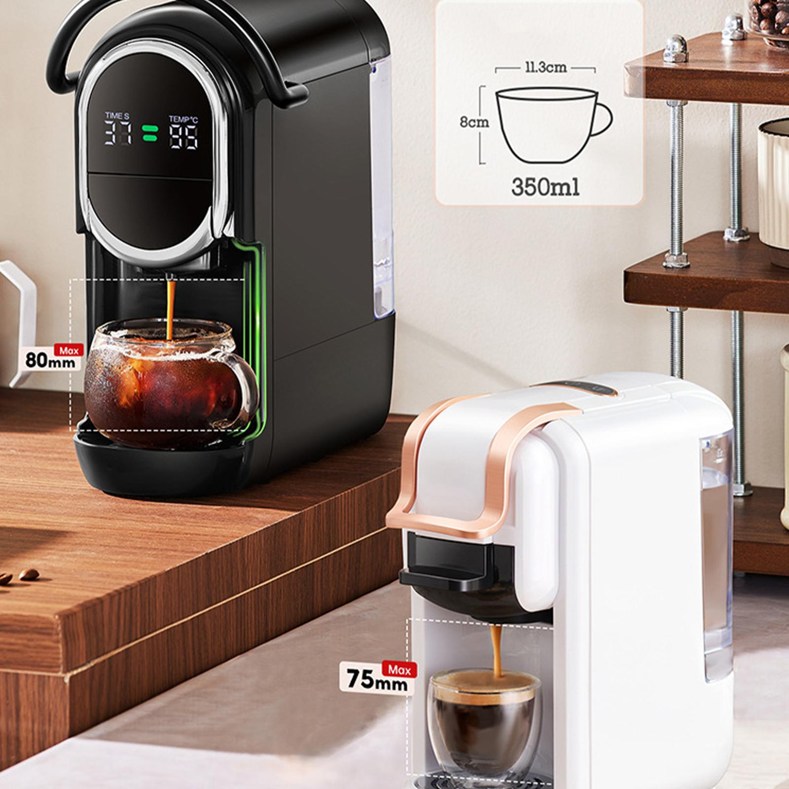 Kaffeemaschine, die Kaffee in ein Glas gießt. Abmessungen zeigend. Schwarze und weiße Maschinen. Holzoberfläche.