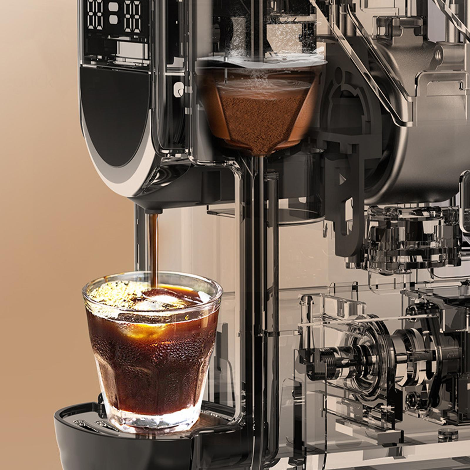 Nahaufnahme einer Espressomaschine, die Kaffee in ein Glas ausgibt.