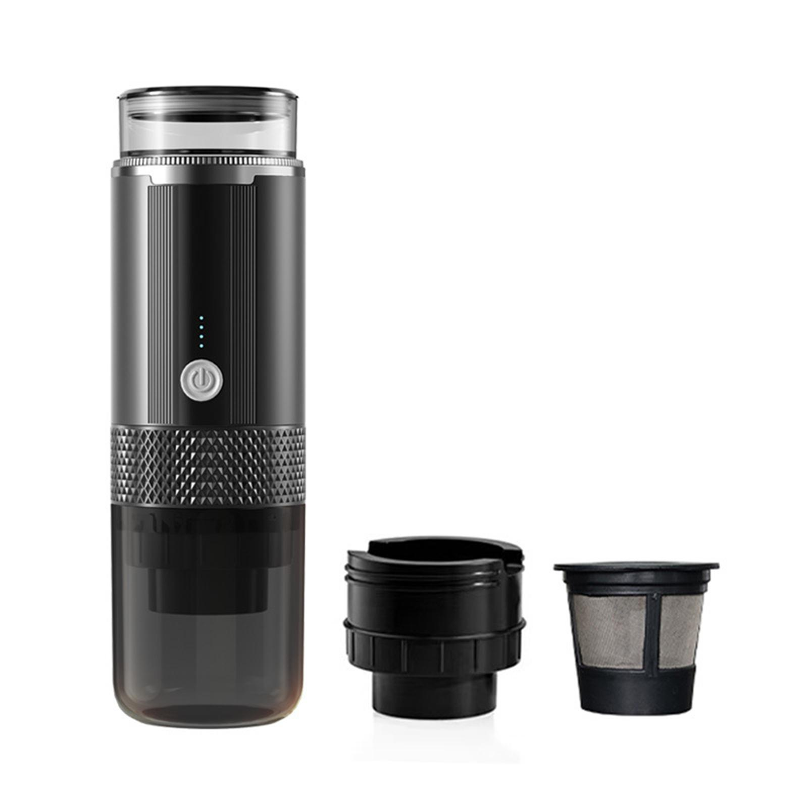 Schwarzer tragbarer Kaffeebereiter mit transparentem Wasserbehälter. Enthält einen Filterkorb und eine separate Tasse.