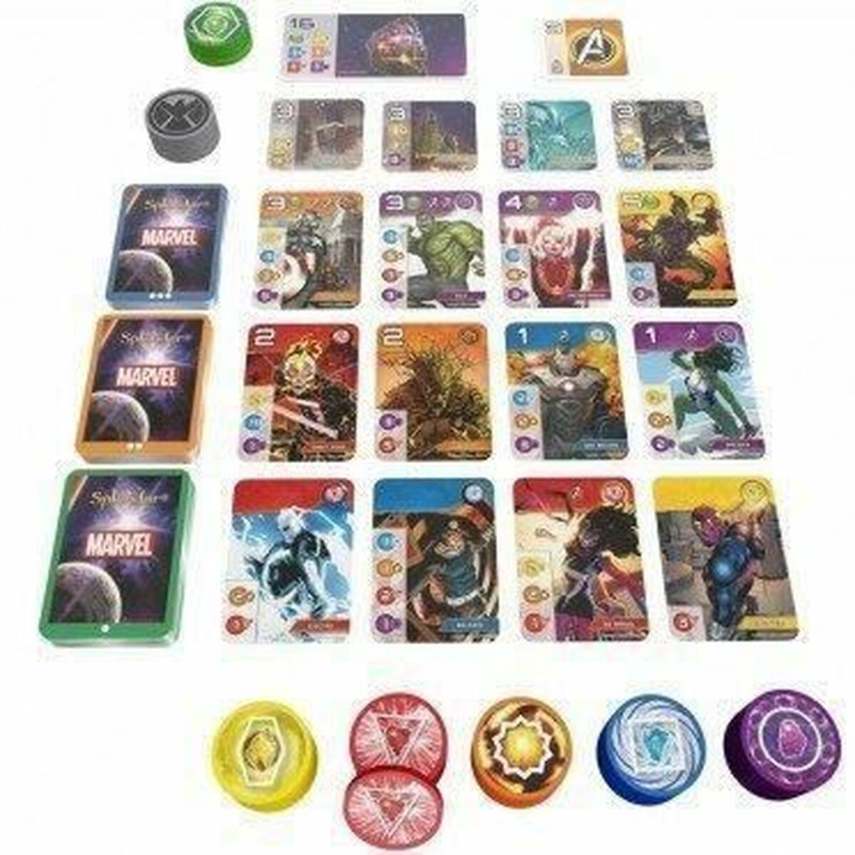 Marvel Splendor-Spielkomponenten. Mehrere Karten mit Marvel-Charakteren und Spielsteine sind angeordnet.