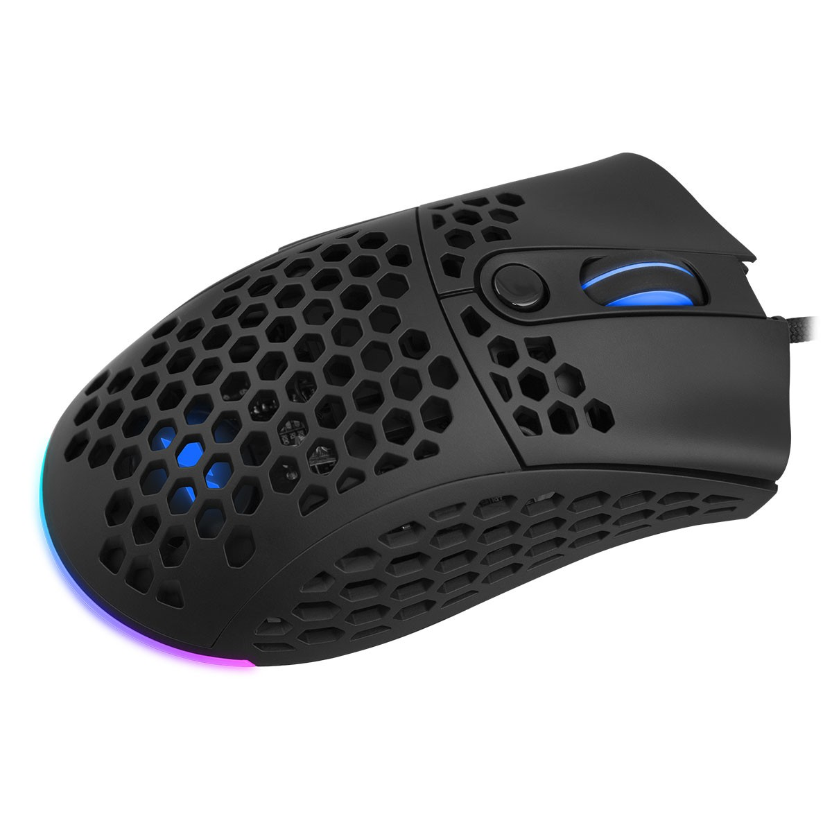 Un ratón para juegos negro con un diseño de panal, mostrando un lado y la parte superior iluminados.