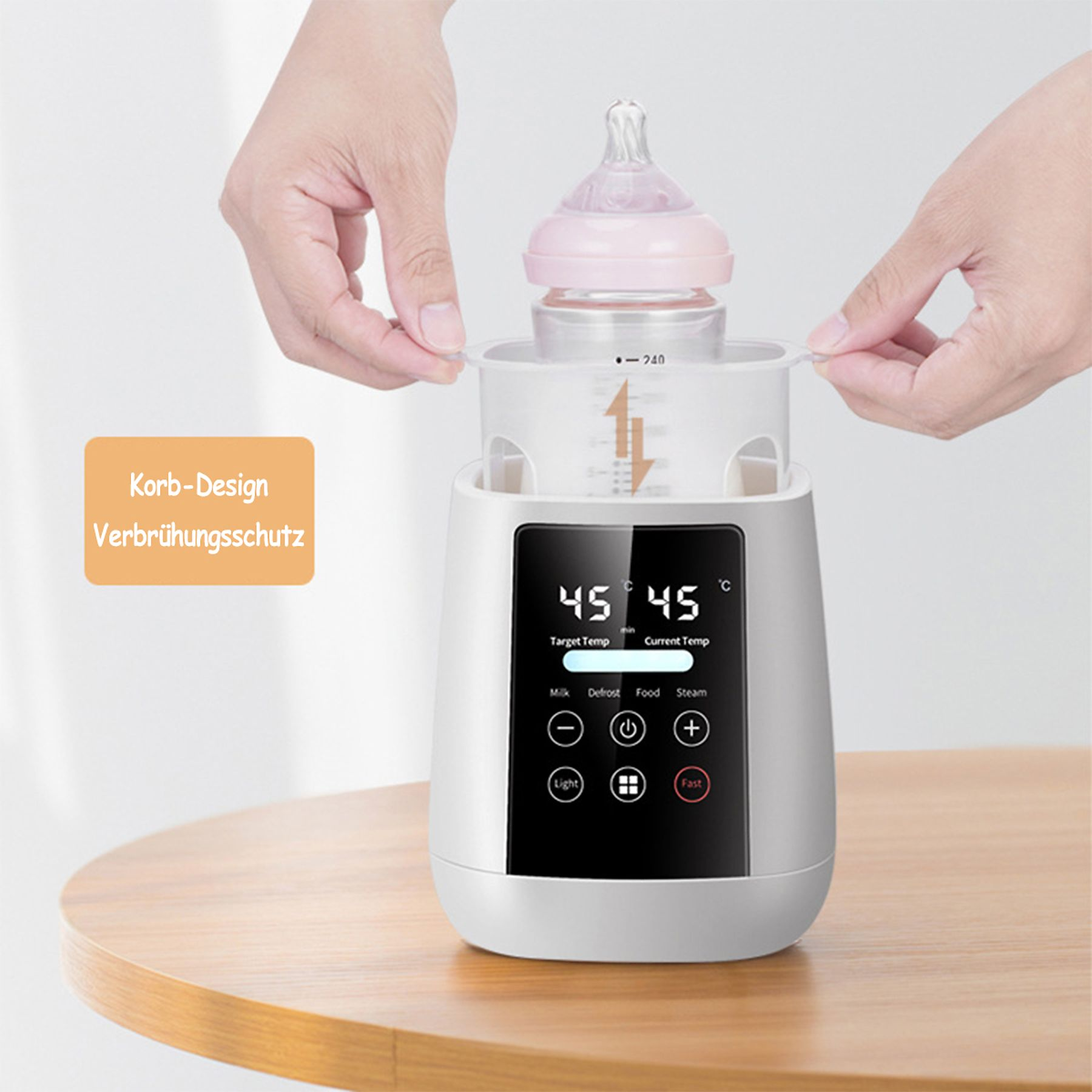 Babyflaschenwärmer. Eine Hand legt eine Flasche in den Wärmer. Weißer Hintergrund. Nahaufnahme.