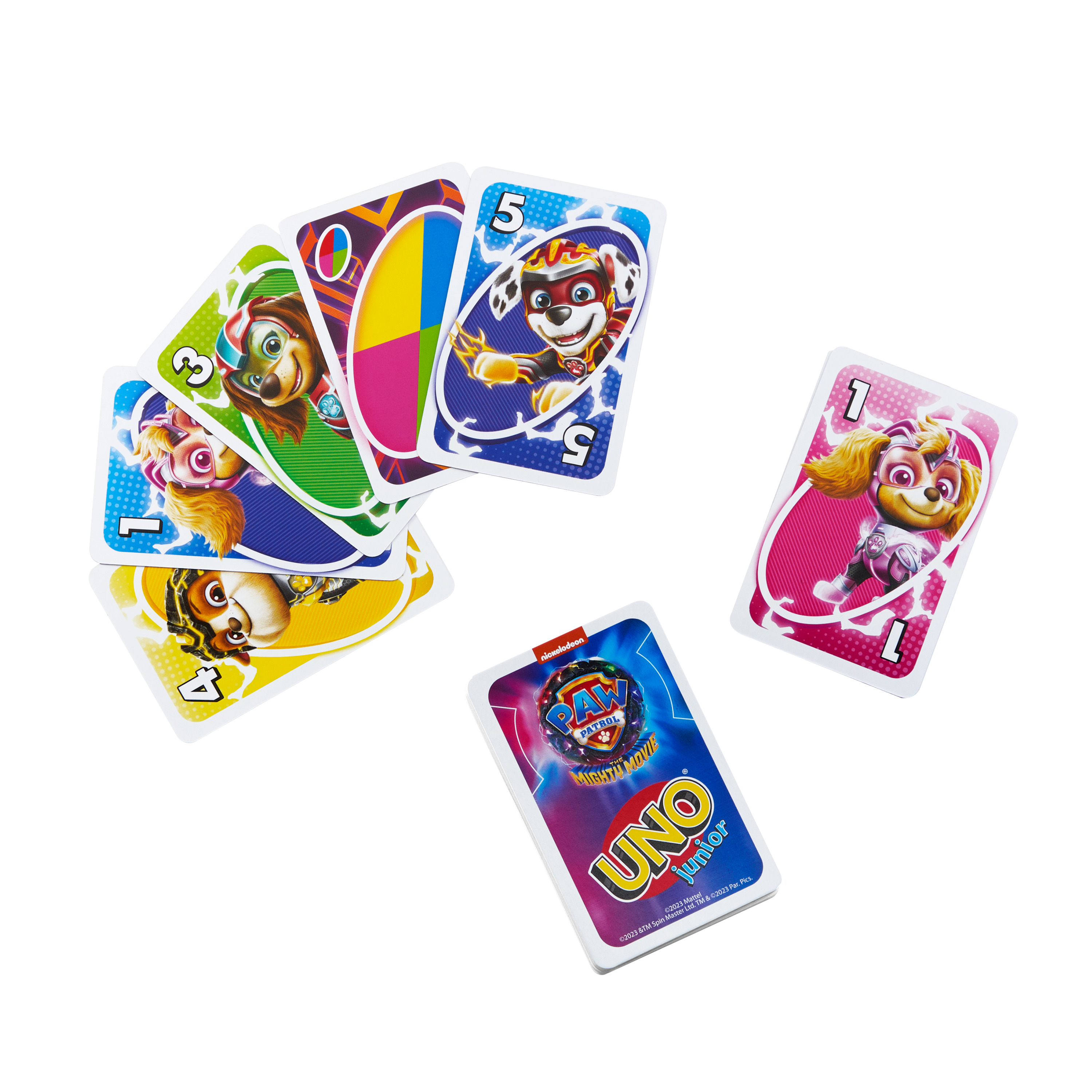 Een verspreide verzameling Uno Junior Paw Patrol kaarten, inclusief de logokaart en verschillende nummerkaarten.