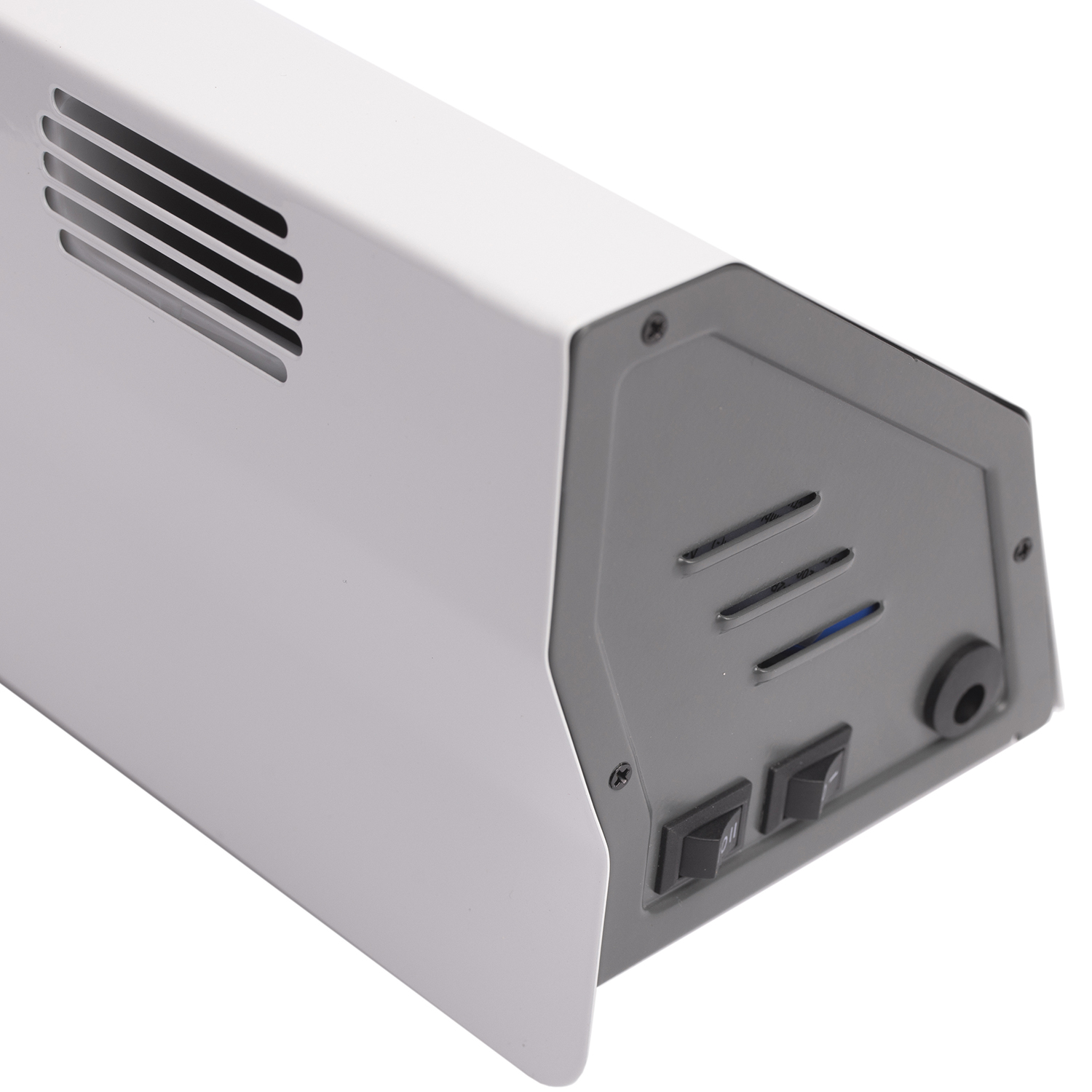 Close-up van een wit en grijs elektronisch apparaat met ventilatieopeningen, schakelaars en een voedingspoort.