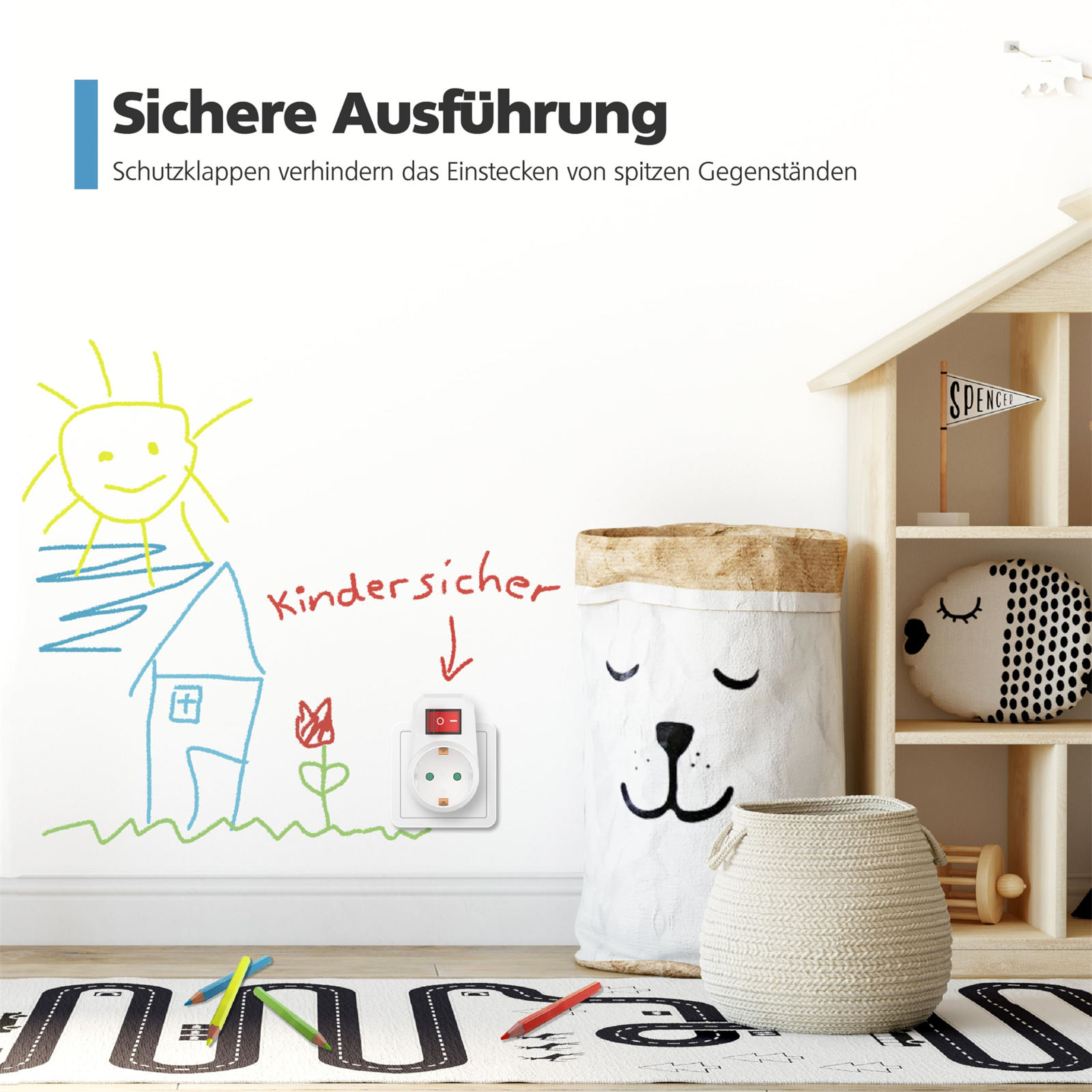 Kinderzimmer mit Zeichnungen und einem kindersicheren Steckdosenadapter.