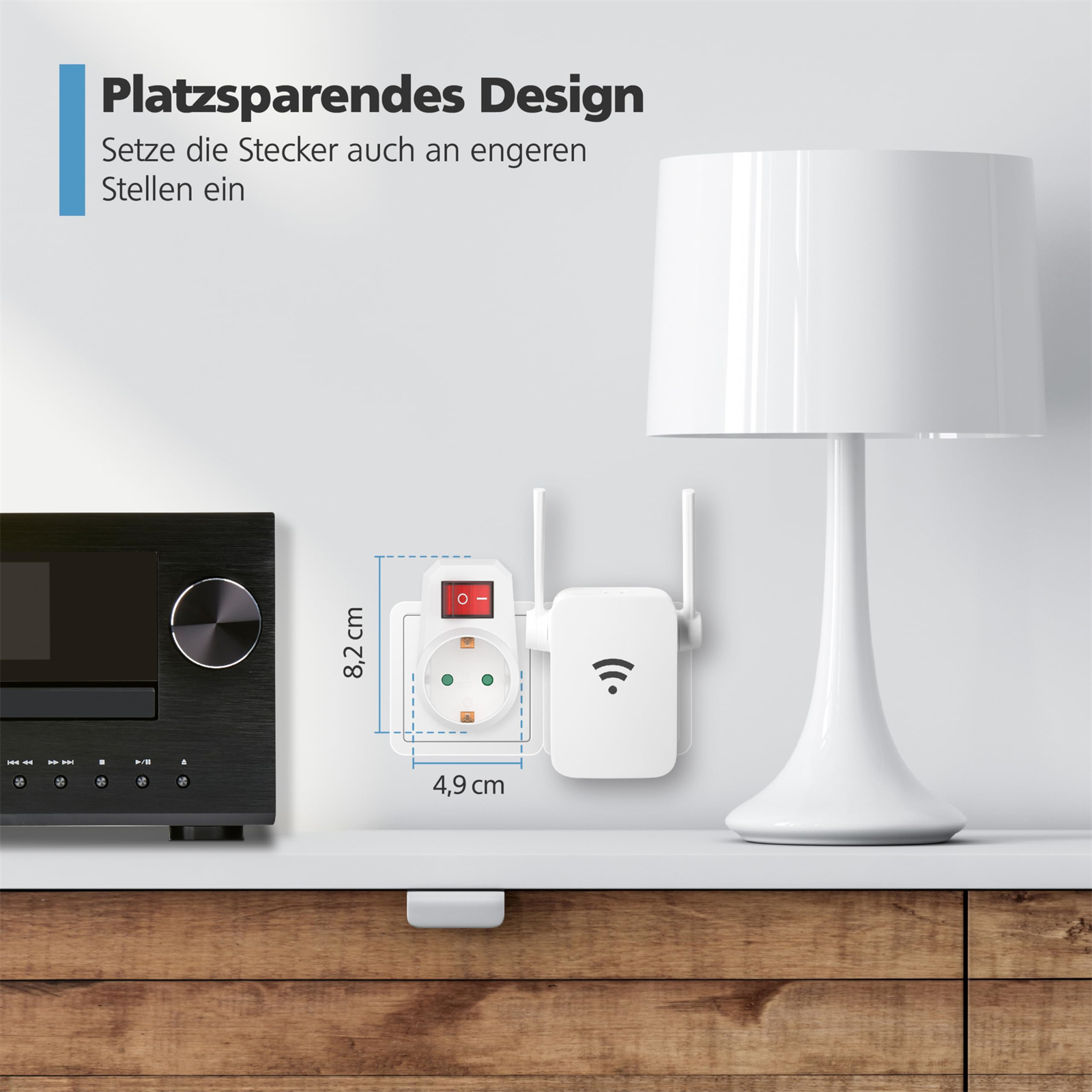 Steckdosenadapter mit WLAN-Extender auf einem Regal.