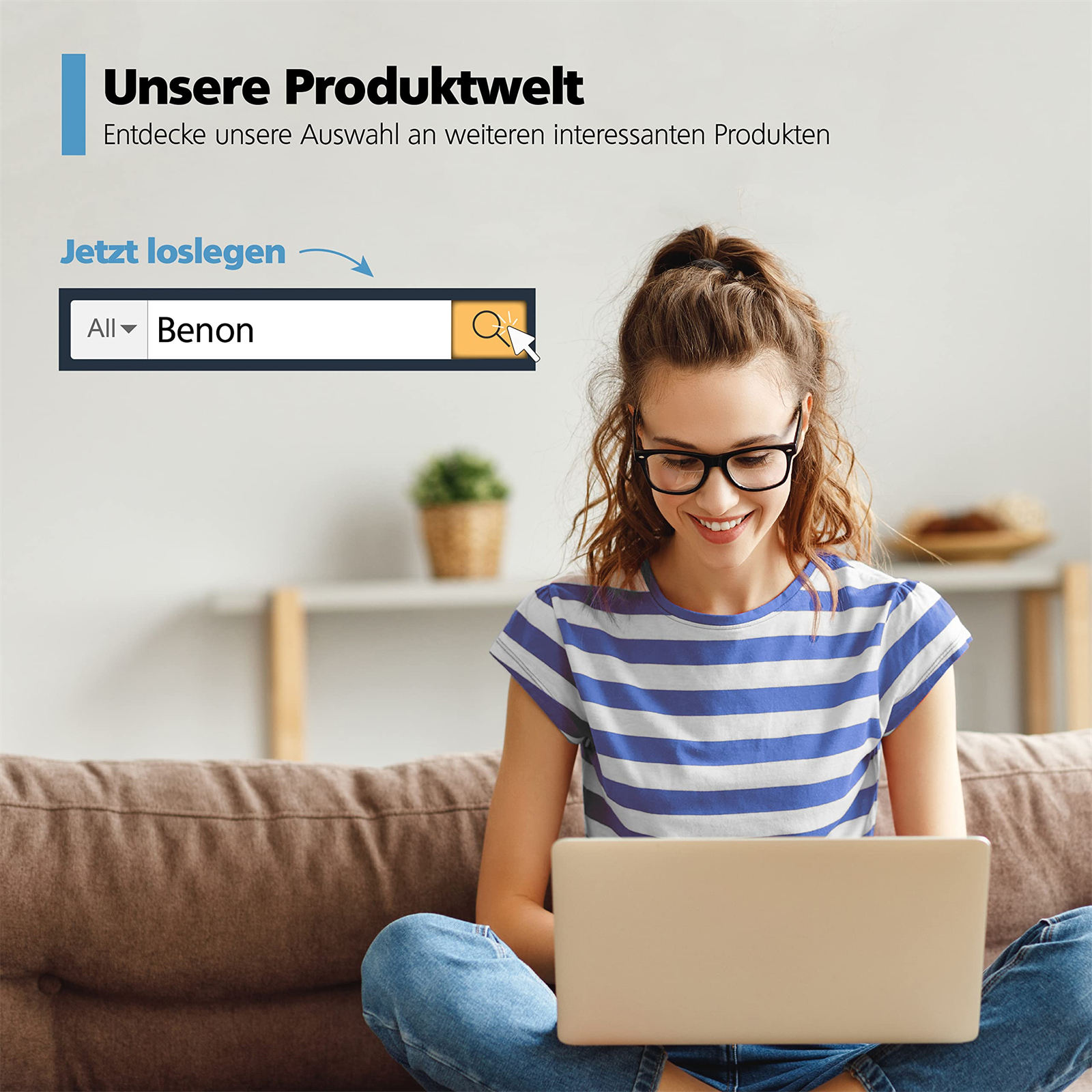 Frau mit Brille, die einen Laptop benutzt und eine Website mit einer Suchleiste betrachtet.
