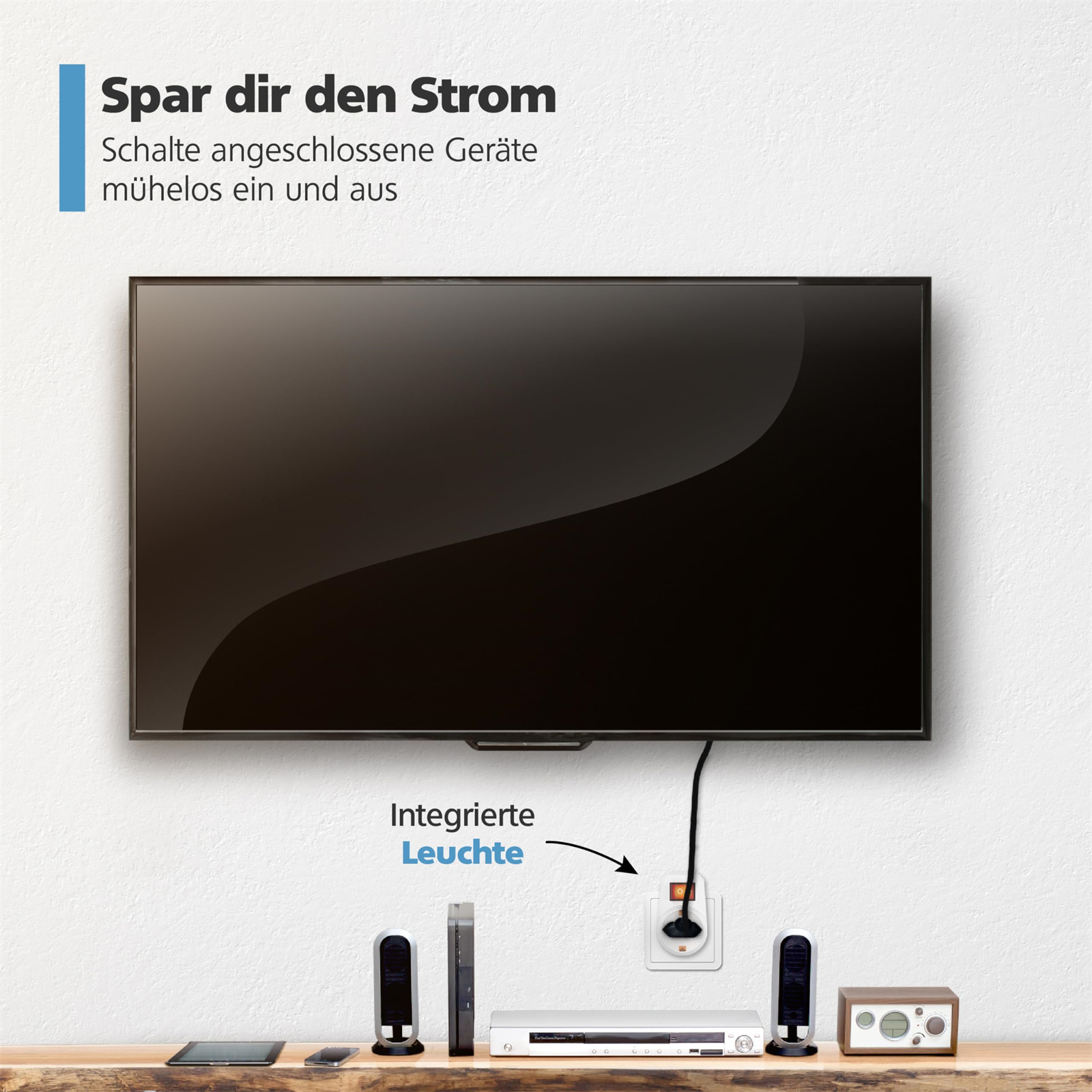 Ein Fernseher an einer Wand mit einem Stecker und Tontechnik auf einem Regal.