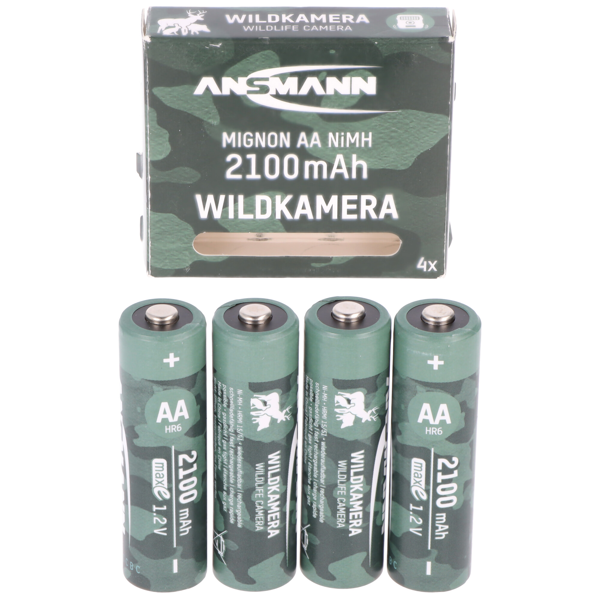 Vier groene AA-batterijen en een doos met de tekst 'WILDKAMERA' en 'ANSMANN' erop.