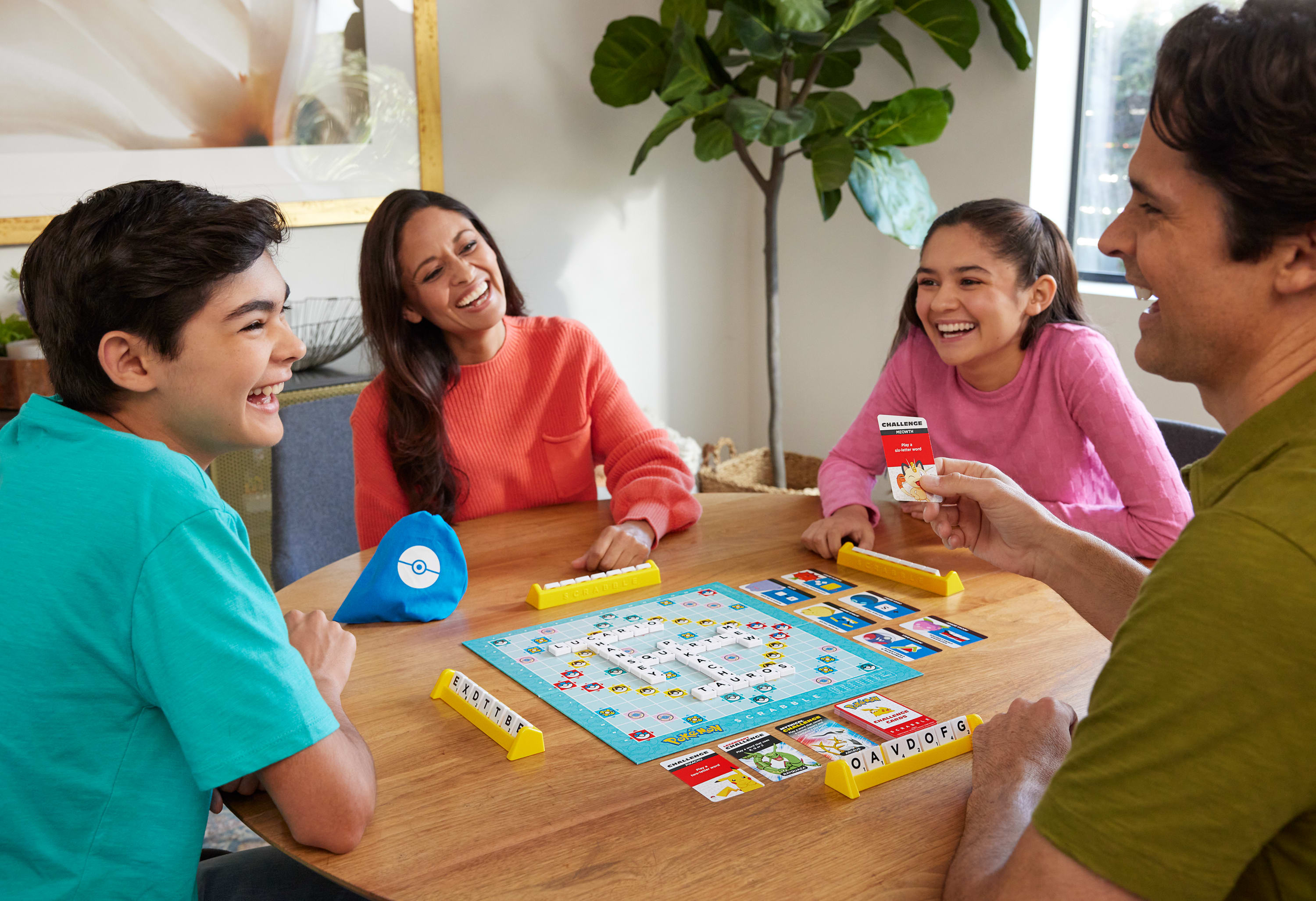 Familie speelt een spel. Bordspel, tafel en blije gezichten. Een jongen, een meisje en ouders spelen.