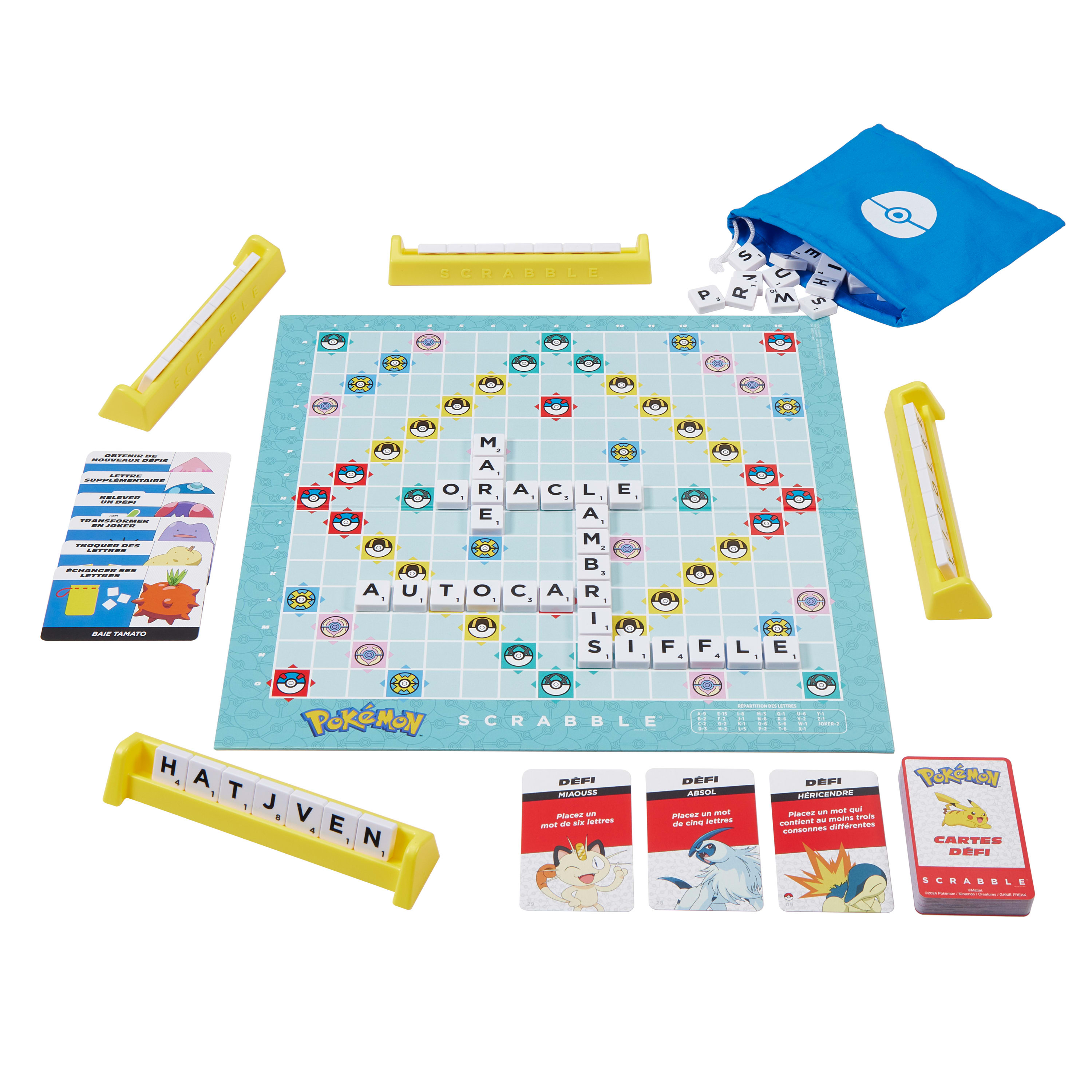 Pokemon Scrabble bordspelset met kaarten, tegels en spelbord, op een witte ondergrond.