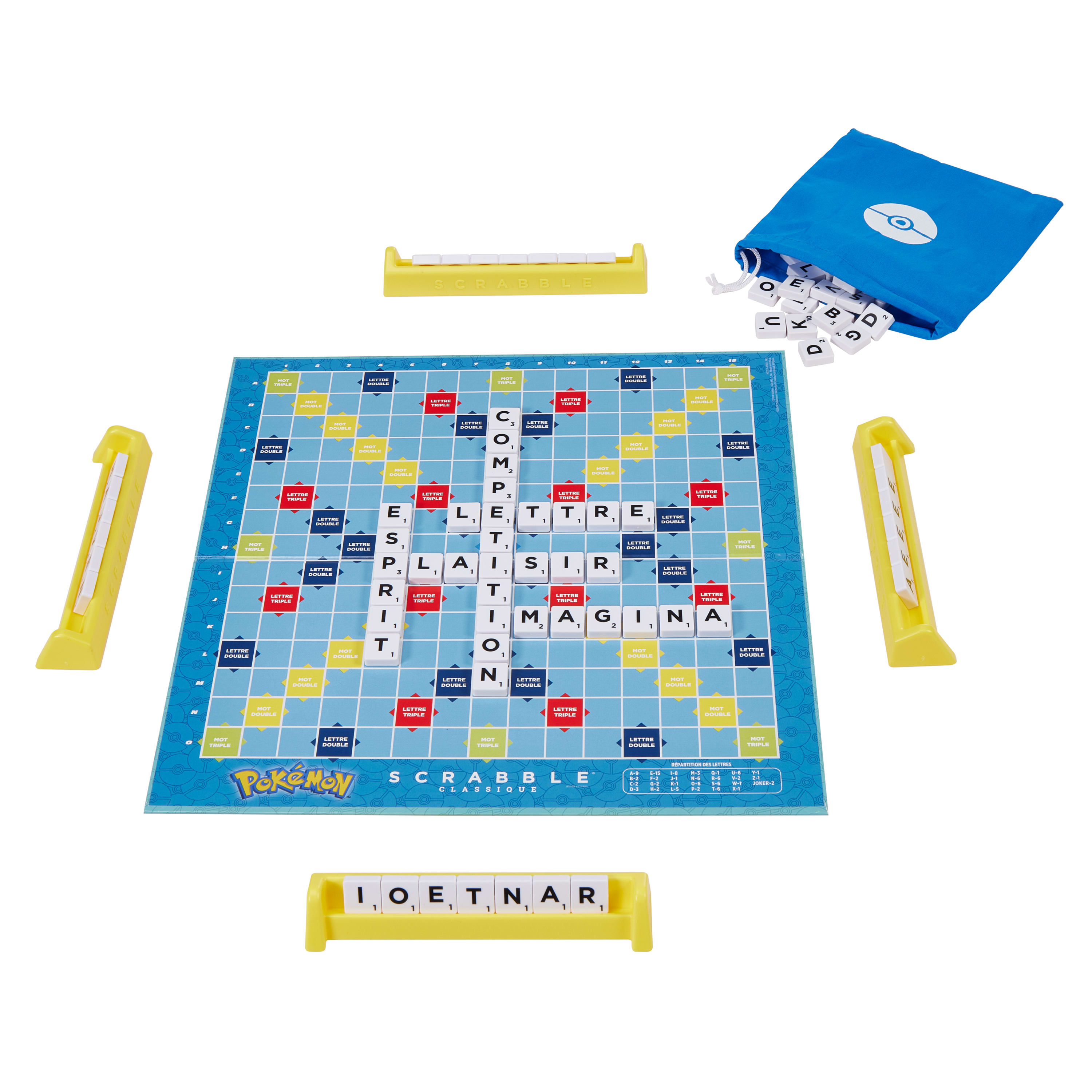 Een Pokemon Scrabble bordspel met een blauw bord, letterhouders en een blauwe zak met letters.