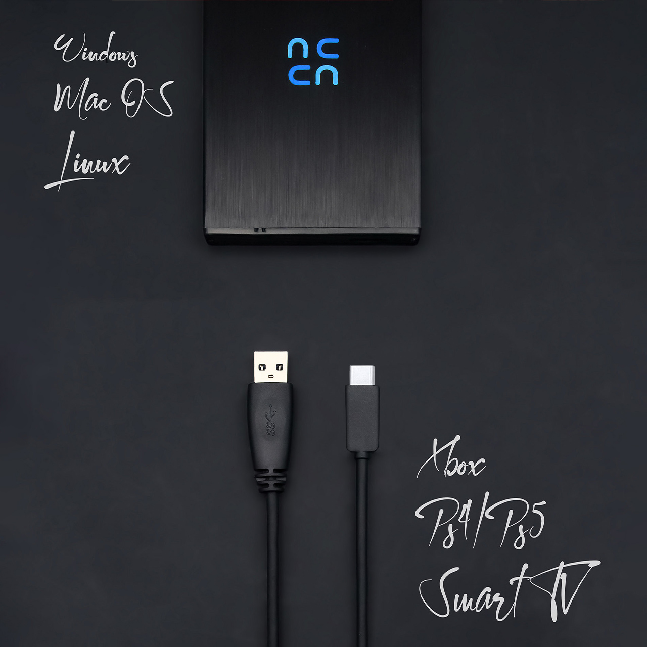 Schwarze Festplatte mit zwei Kabeln. Text: Windows, Mac OS, Linux, Xbox, PS4/PS5, Smart TV. Dunkler Hintergrund.