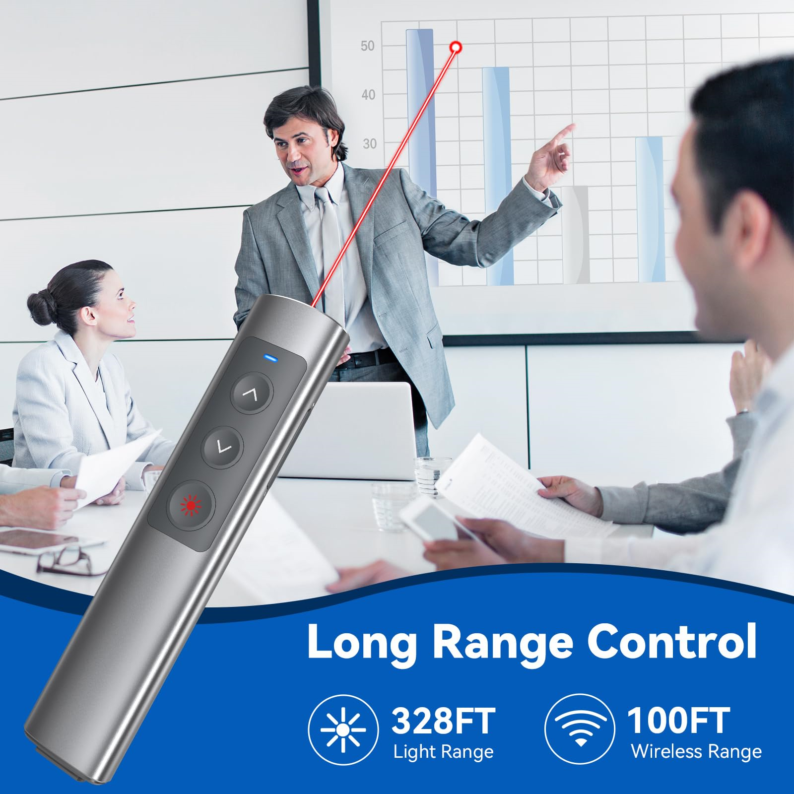 Ein Mann präsentiert mit einem Laserpointer. Im Hintergrund sind Personen. Der Zeiger ist silberfarben.