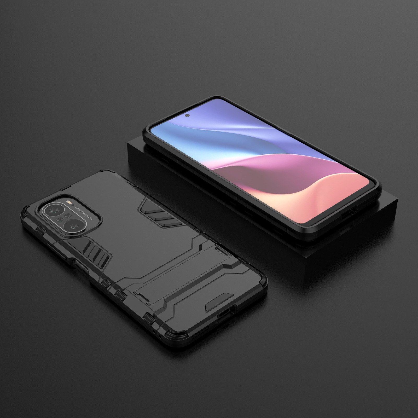 Funda negra para teléfono con un teléfono dentro. El teléfono y la funda están sobre una superficie negra. La funda es robusta.