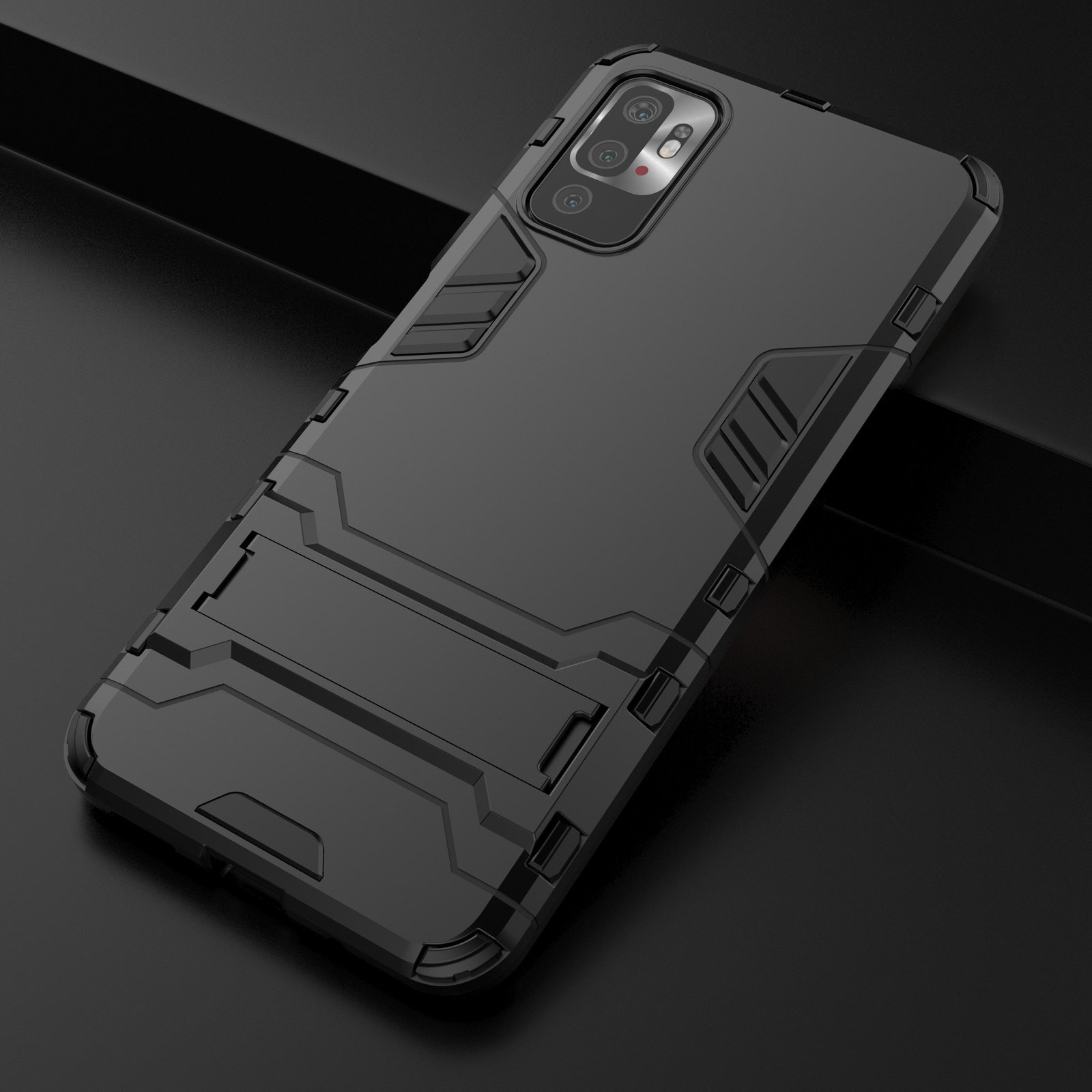 Una funda negra para teléfono sobre una superficie negra, vista de cerca, mostrando los detalles.