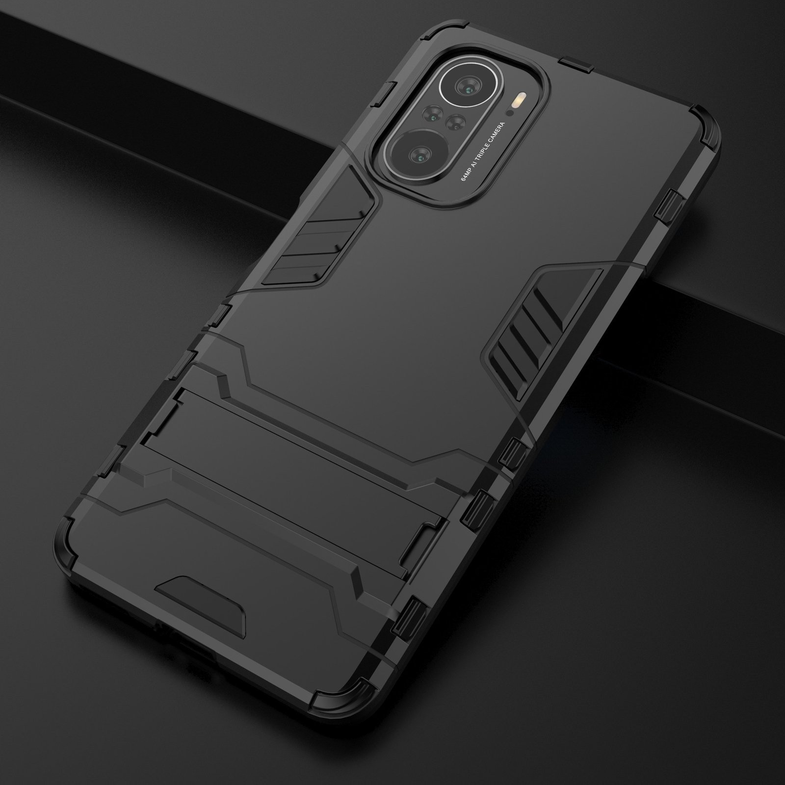 Una funda negra para teléfono sobre una superficie negra con vista de cerca, mostrando el diseño y la textura.