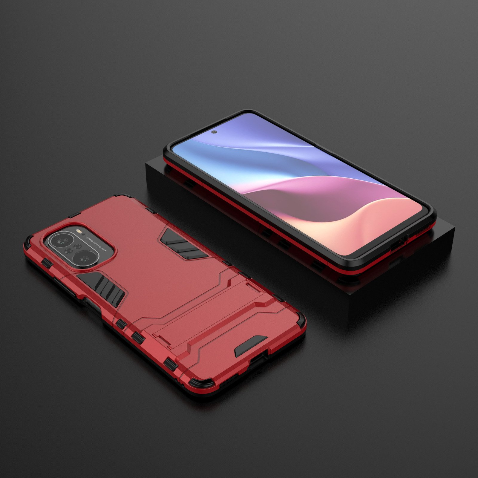 Funda roja y negra con teléfono dentro, en ángulo sobre una superficie oscura. Destacando el soporte.