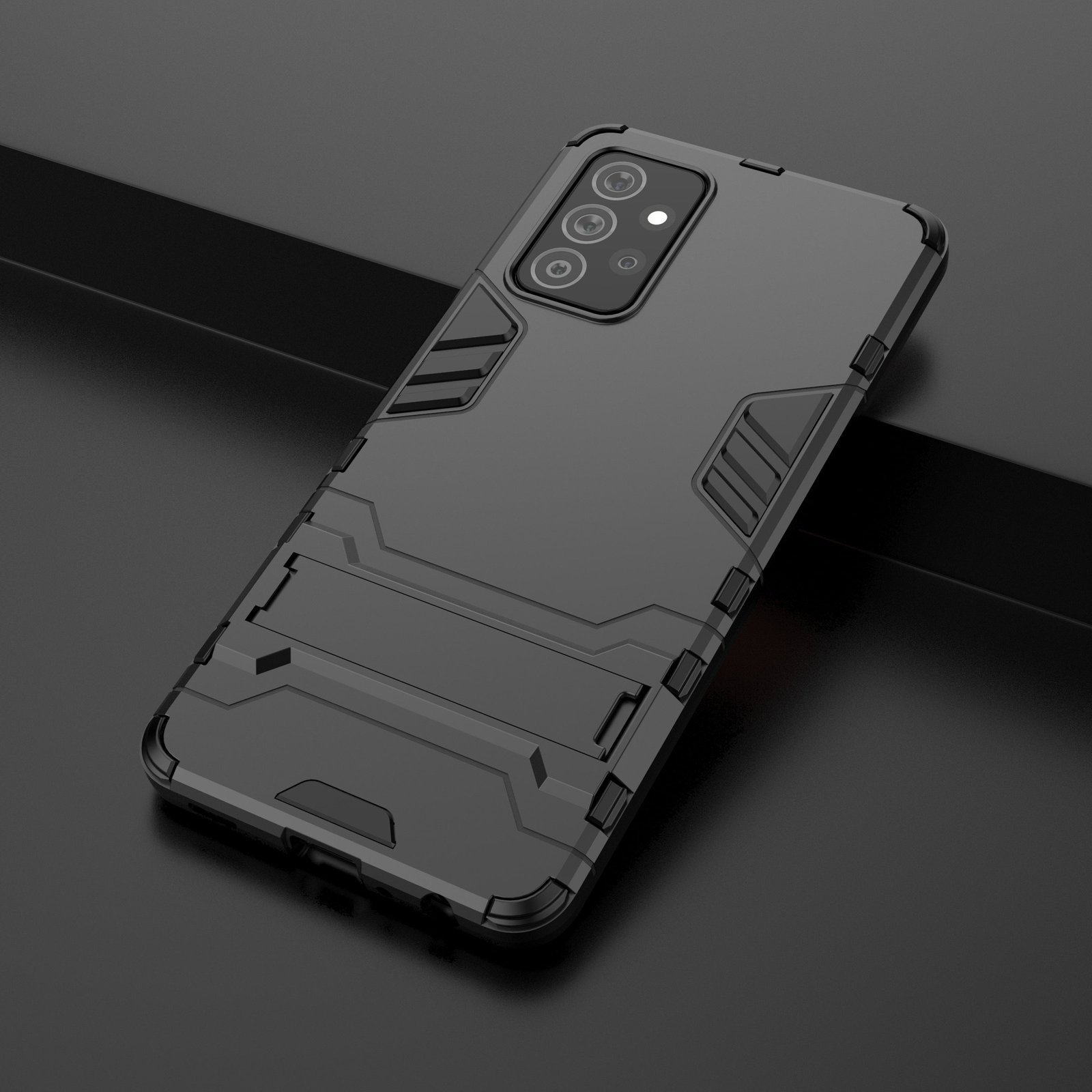 Funda negra para teléfono con soporte, sobre una superficie oscura. Tres lentes de cámara visibles. Diseño angular.