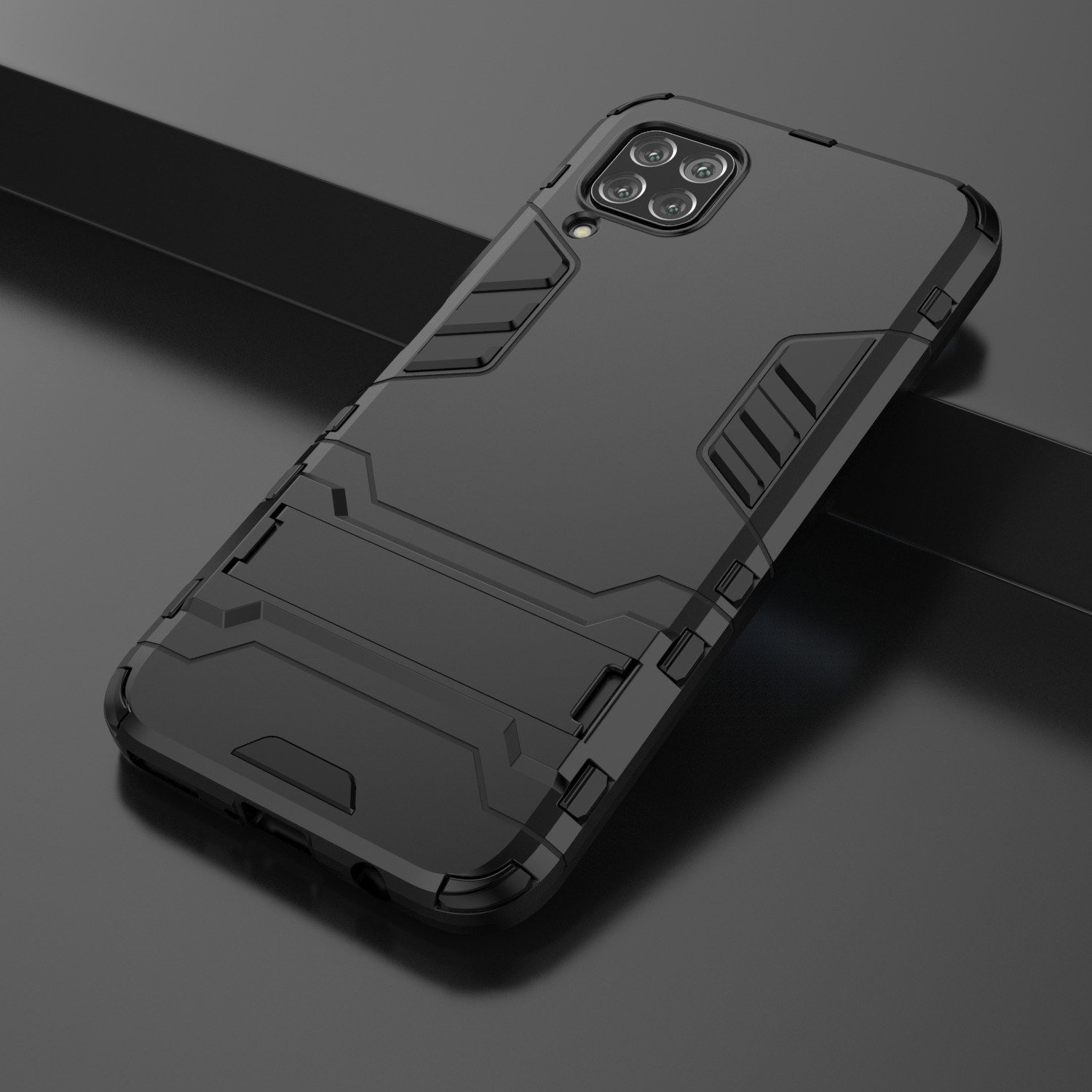 Funda de teléfono negra con diseño robusto, colocada sobre superficie negra brillante, estética elegante.