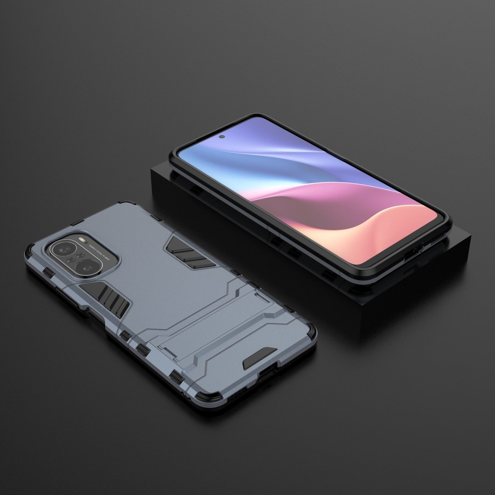 Dos teléfonos con fundas protectoras. Uno sobre una superficie oscura, el otro sobre un soporte negro.