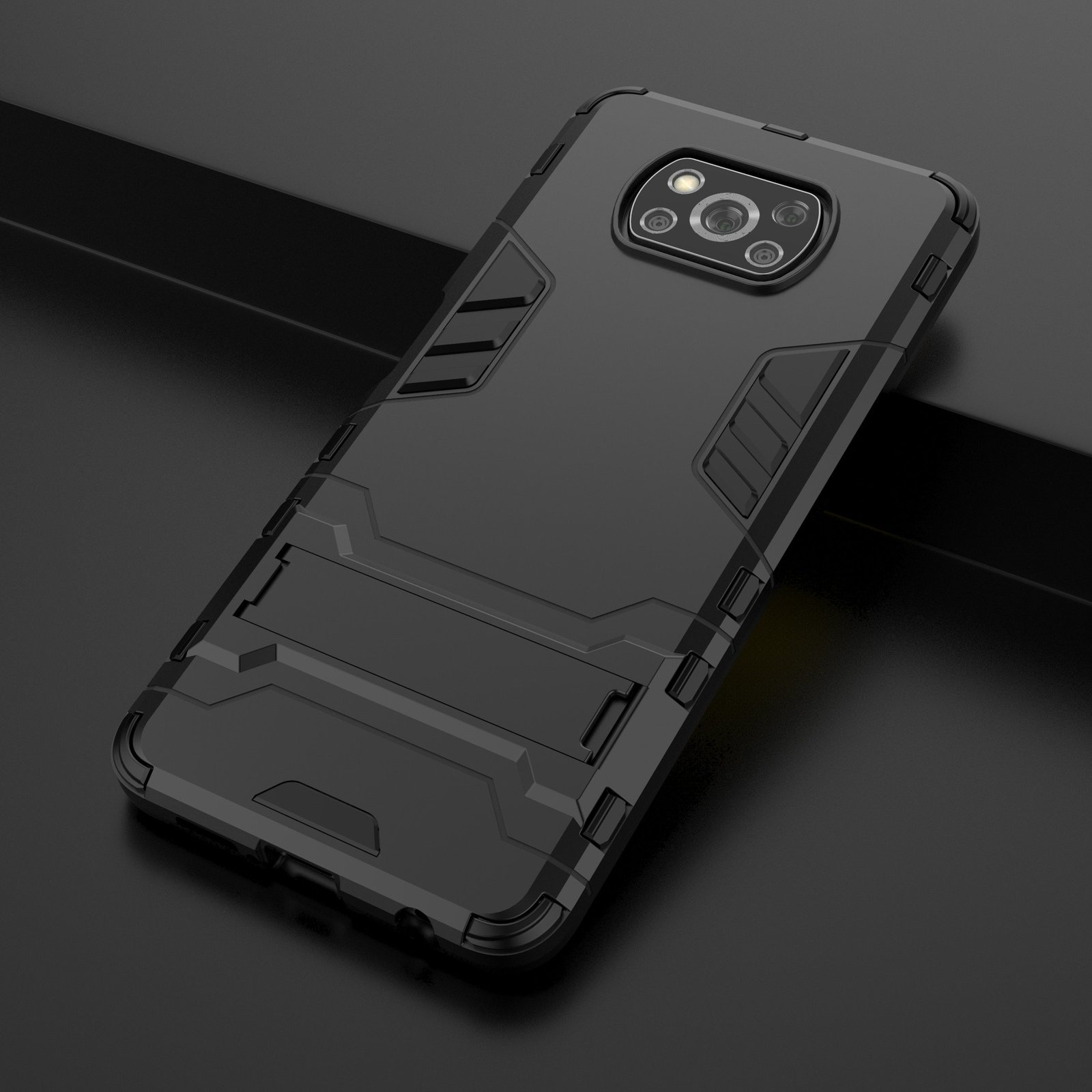 Una funda negra para teléfono sobre una superficie negra, mostrando su diseño.