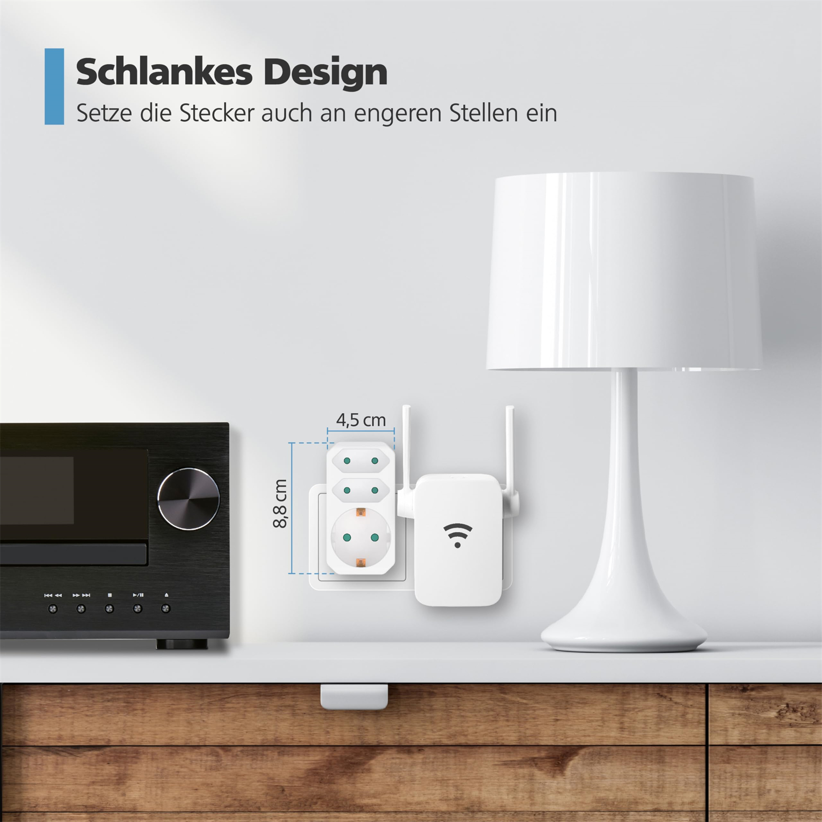 Ein weißer Wandstecker mit WLAN-Repeater. Eine weiße Lampe und ein brauner Holzschrank sind sichtbar.