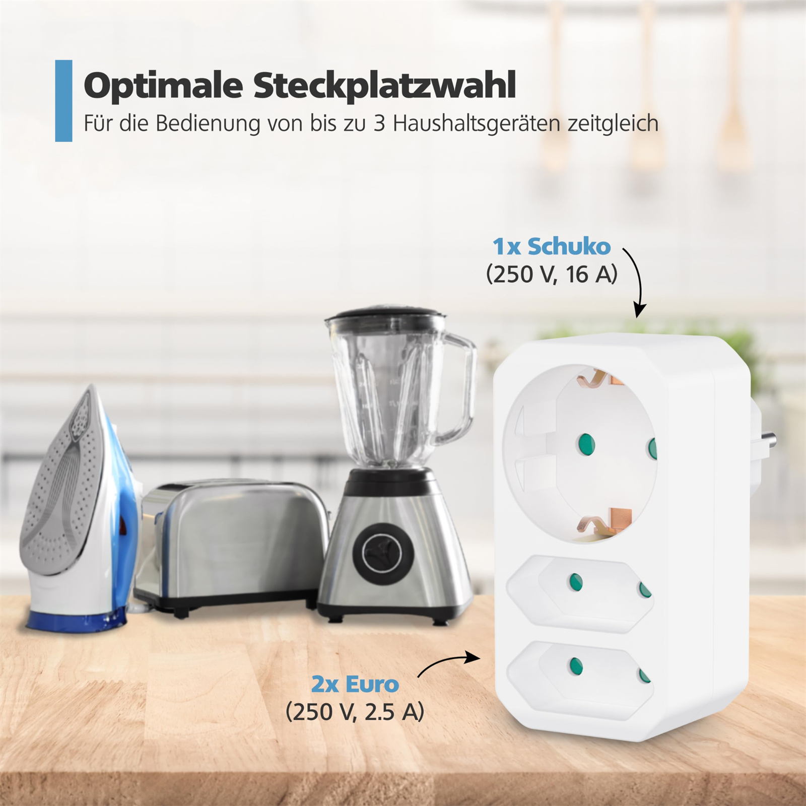 Ein weißer Adapter mit drei Steckdosen, Haushaltsgeräte im Hintergrund.