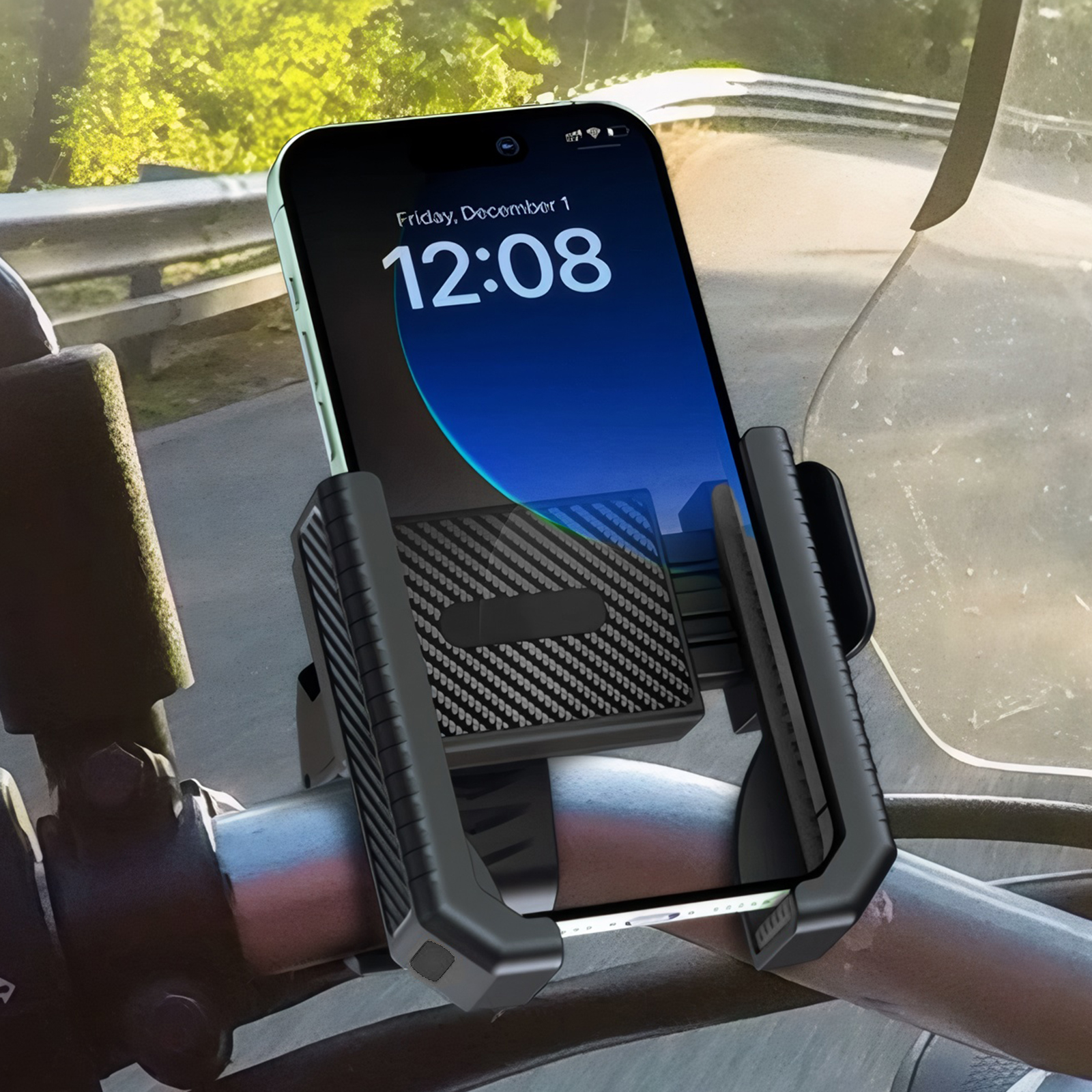 Smartphone am Lenker, Uhrzeit wird angezeigt. Grüne Bäume im Hintergrund.