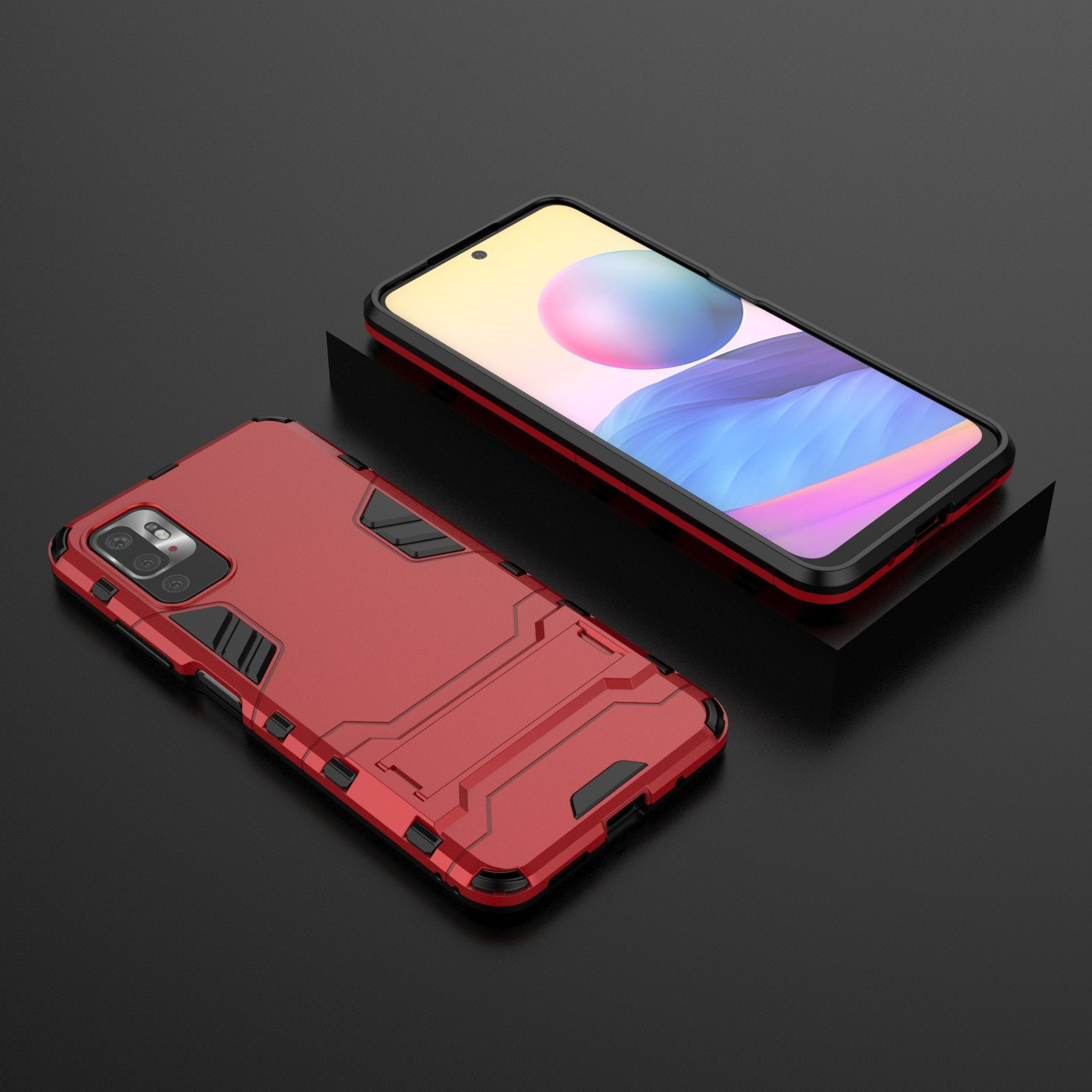Funda de teléfono roja y negra con teléfono dentro. La funda está sobre una superficie oscura.
