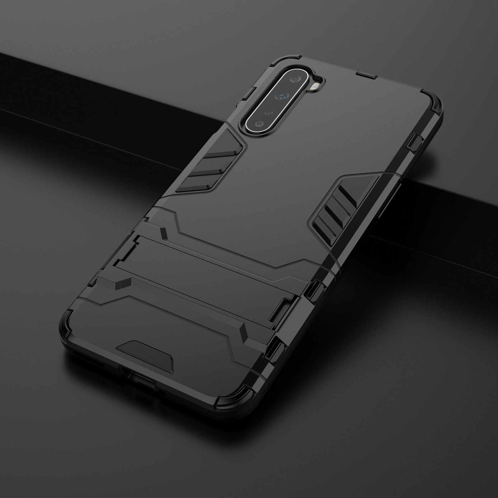 Funda de teléfono negra con soporte y fondo negro. La funda es texturizada.