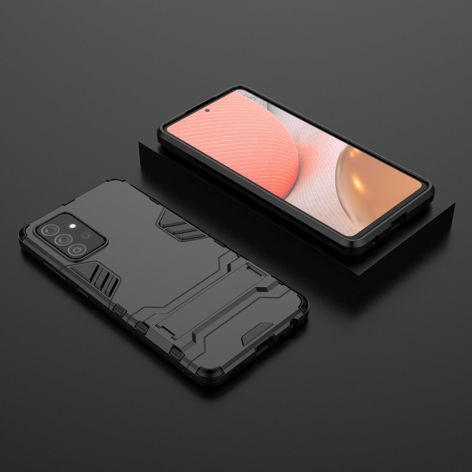 Dos fundas negras para teléfono junto a un teléfono con borde negro y pantalla.