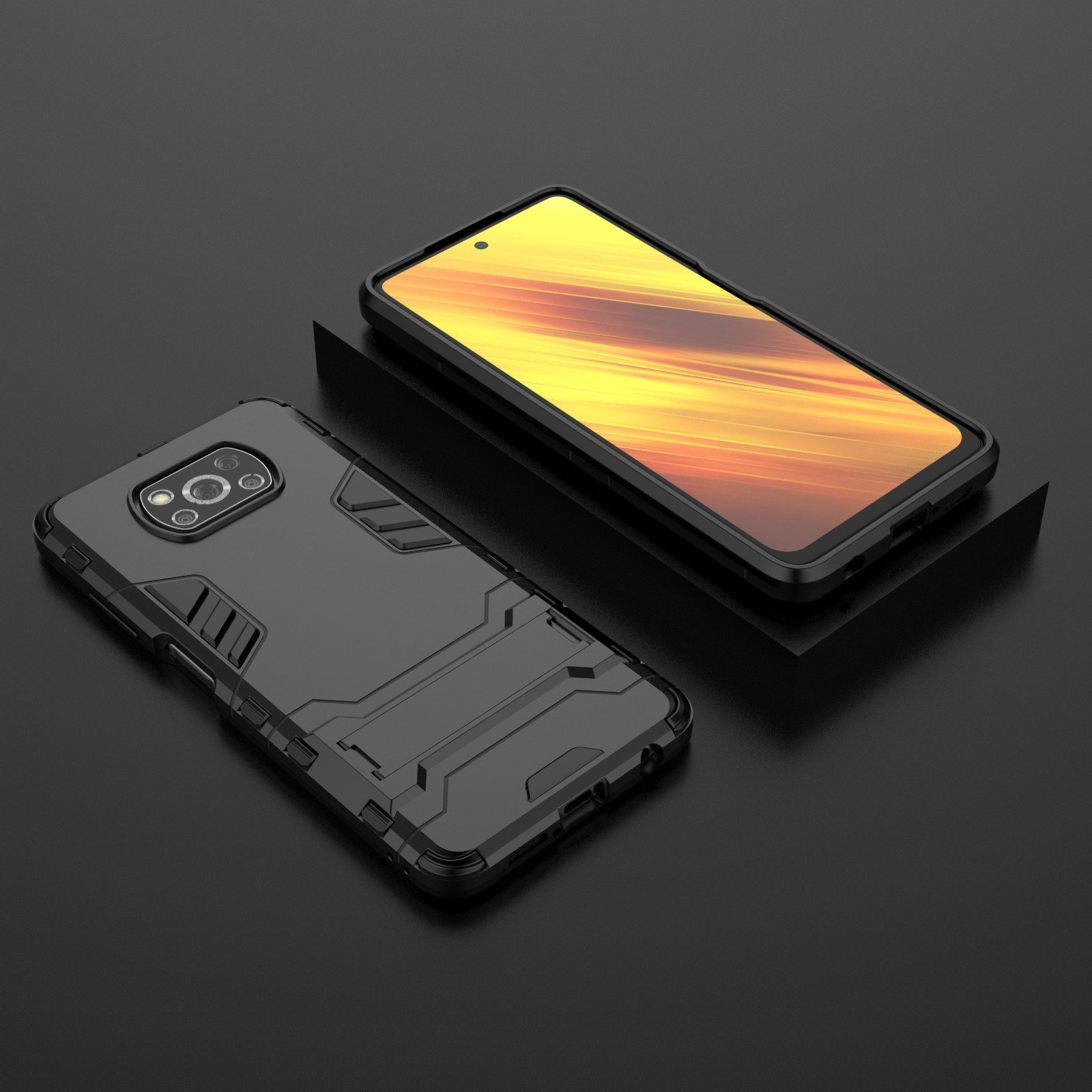 Dos fundas negras para teléfono con teléfono, sobre superficie negra. Hay un soporte simple.