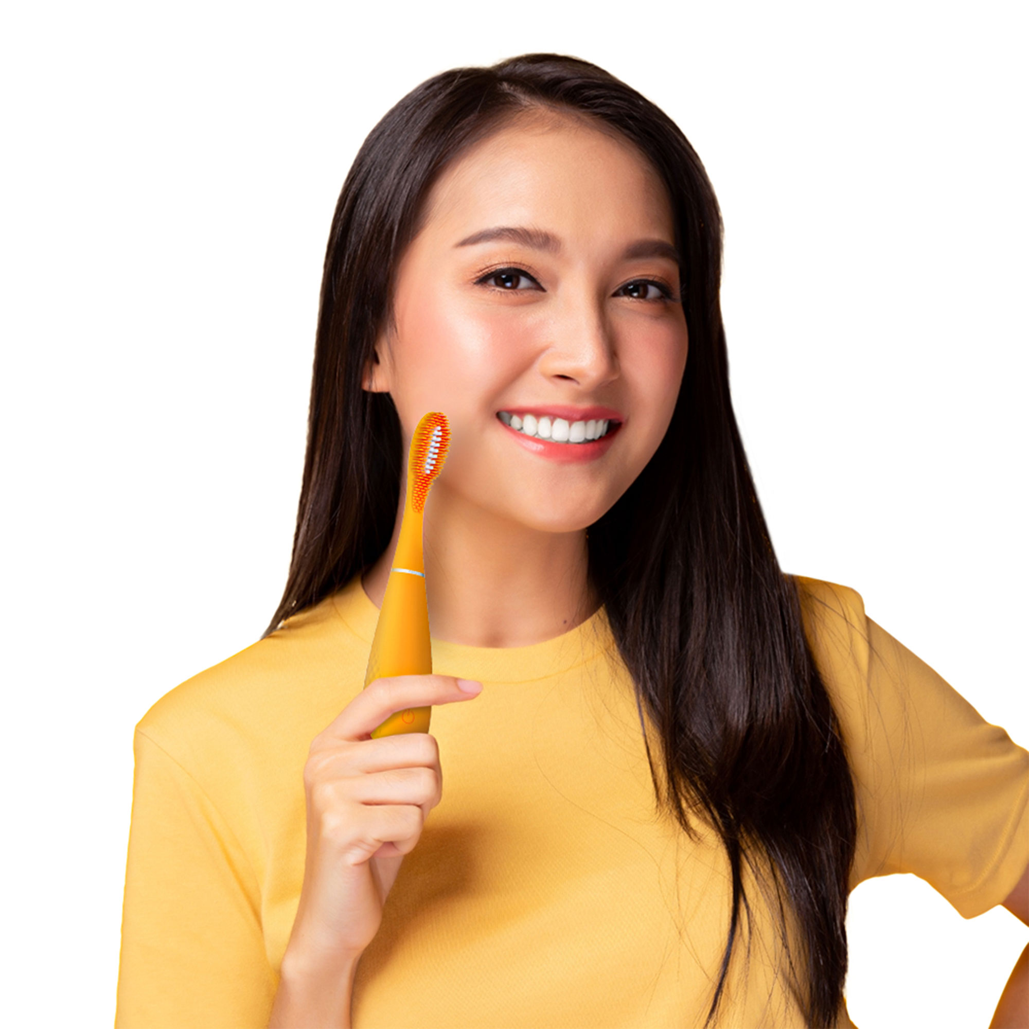 Mujer sosteniendo un cepillo de dientes Foreo amarillo. Sonríe. Fondo blanco.