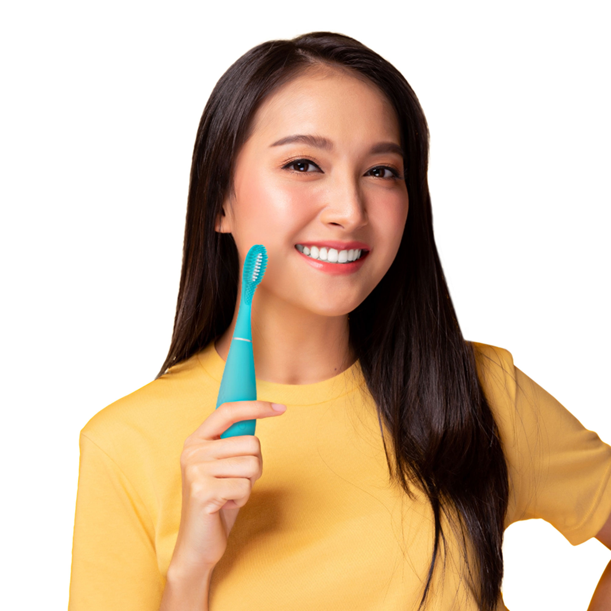 Mujer con pelo negro largo sostiene un cepillo turquesa. Sonríe mostrando dientes blancos.
