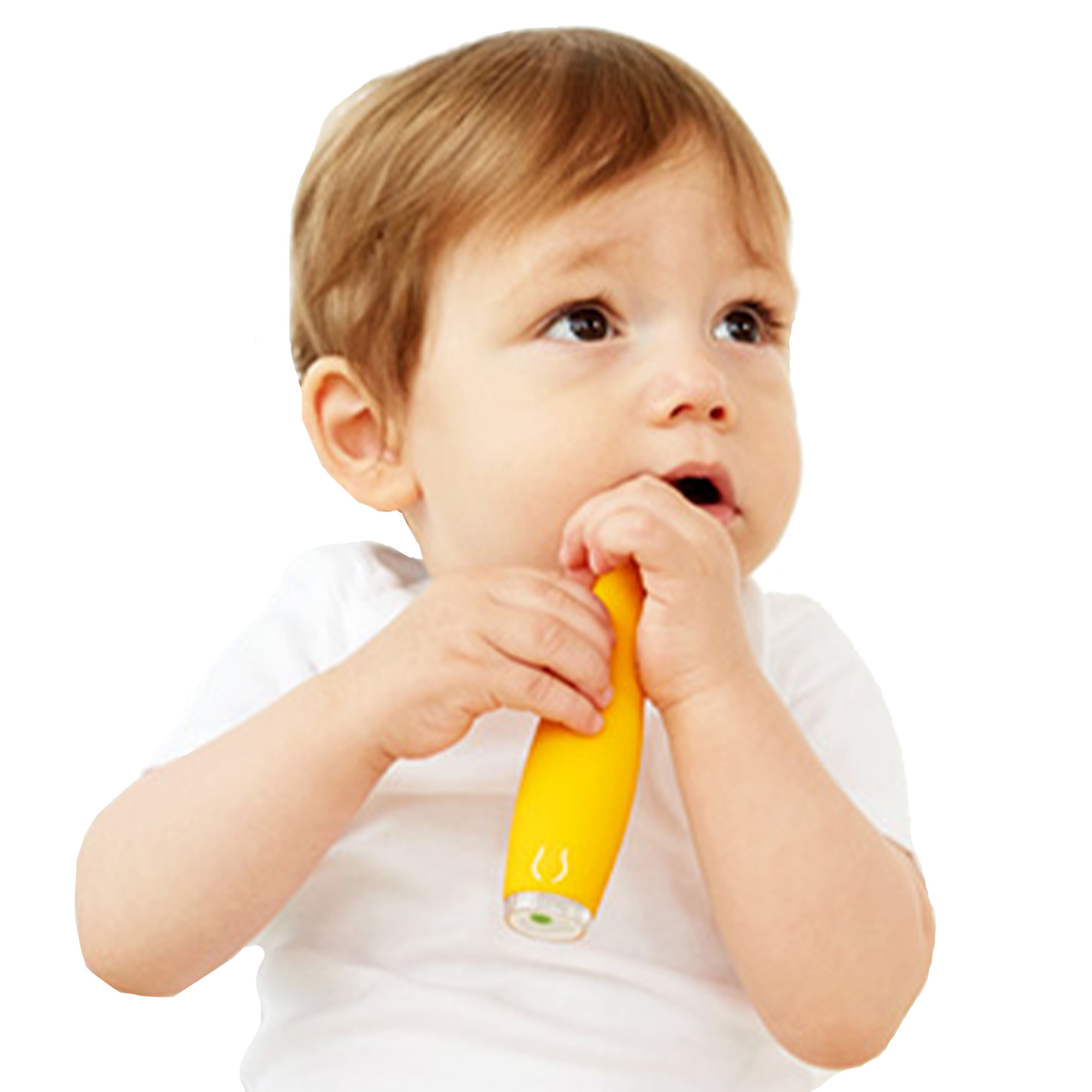 Niño pequeño sosteniendo y masticando un dispositivo amarillo. Fondo blanco.