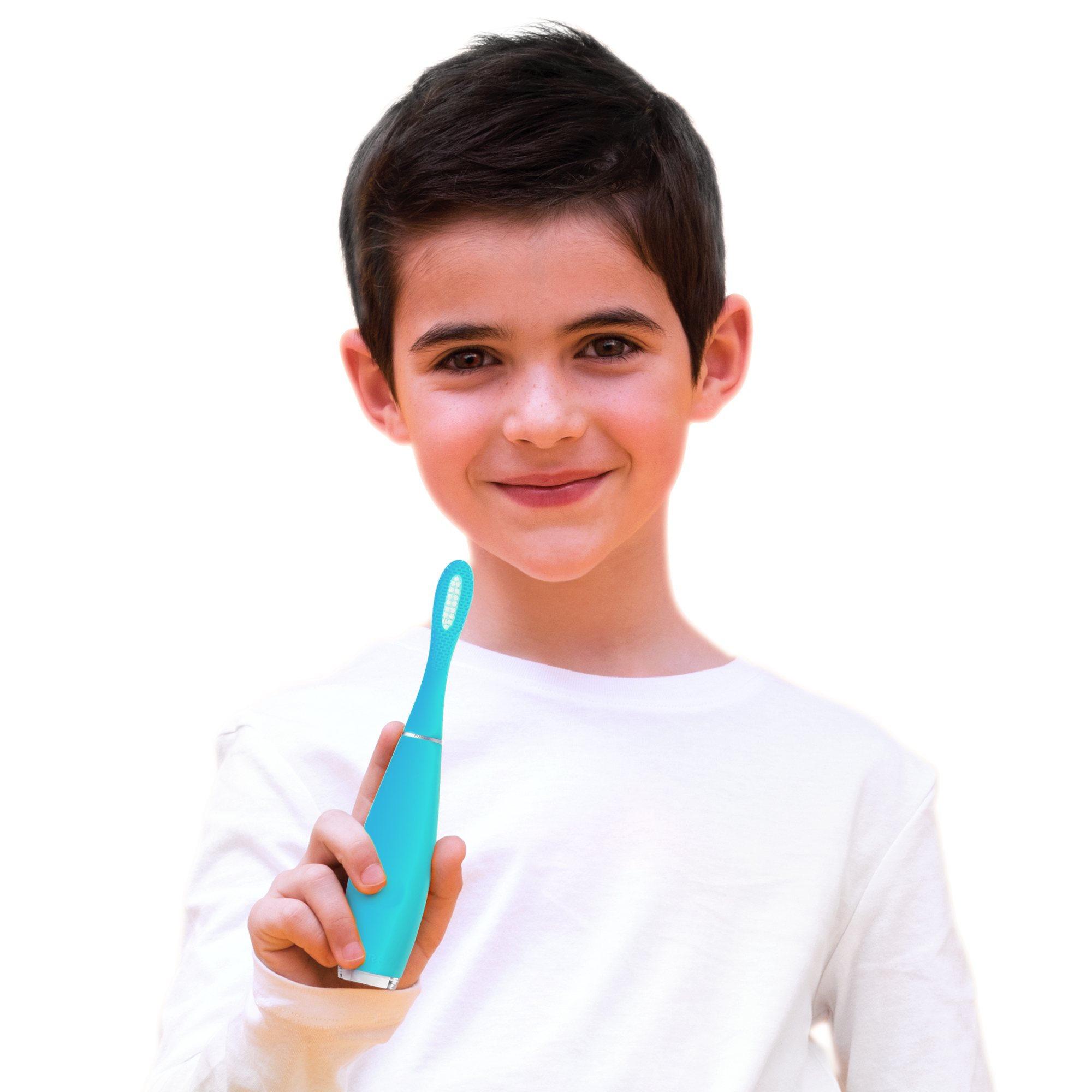 Un niño sostiene un cepillo de dientes turquesa, sonriendo a la cámara. Viste camisa blanca, aislado.