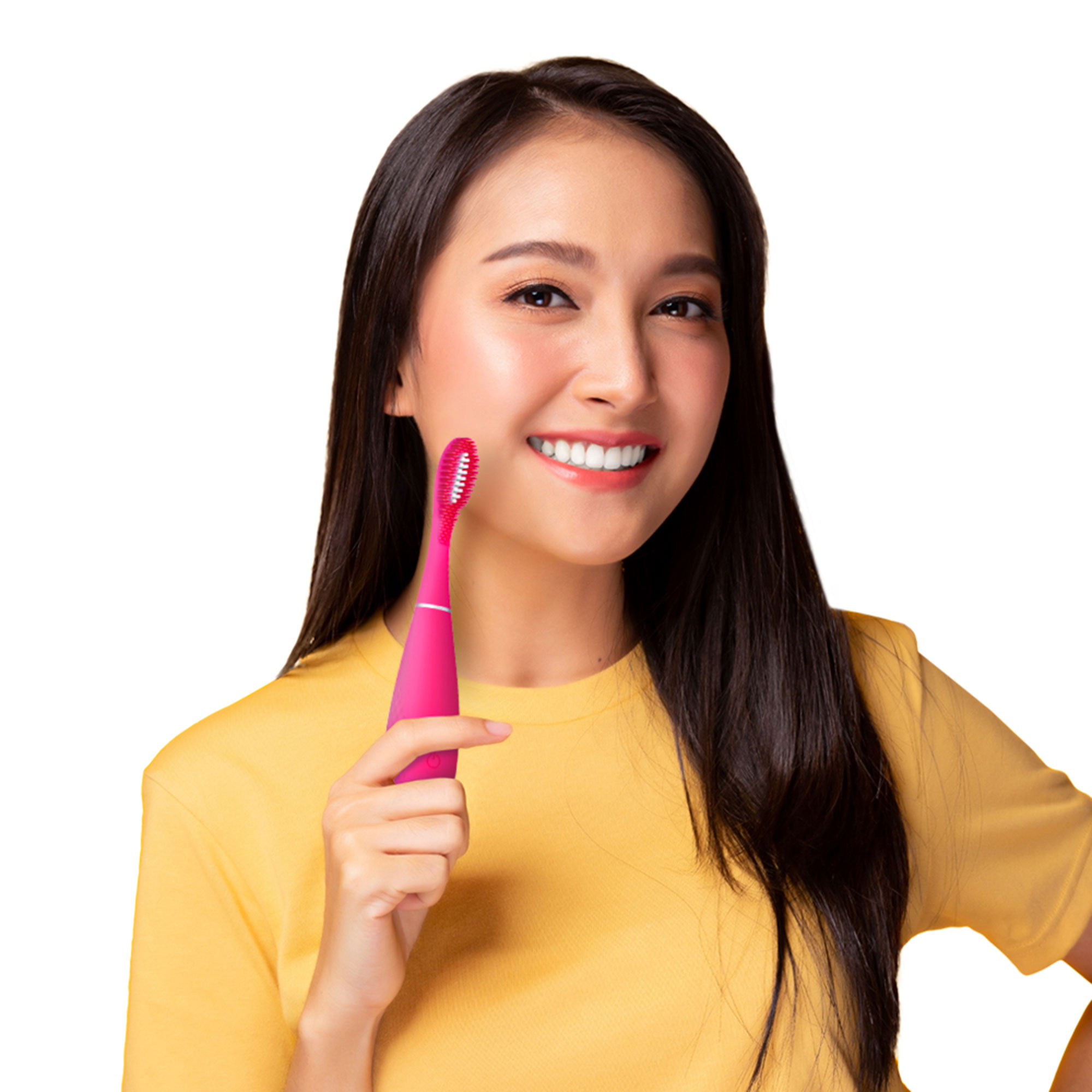 Mujer sosteniendo un cepillo de dientes Foreo rosa, sonriendo, sobre fondo blanco.