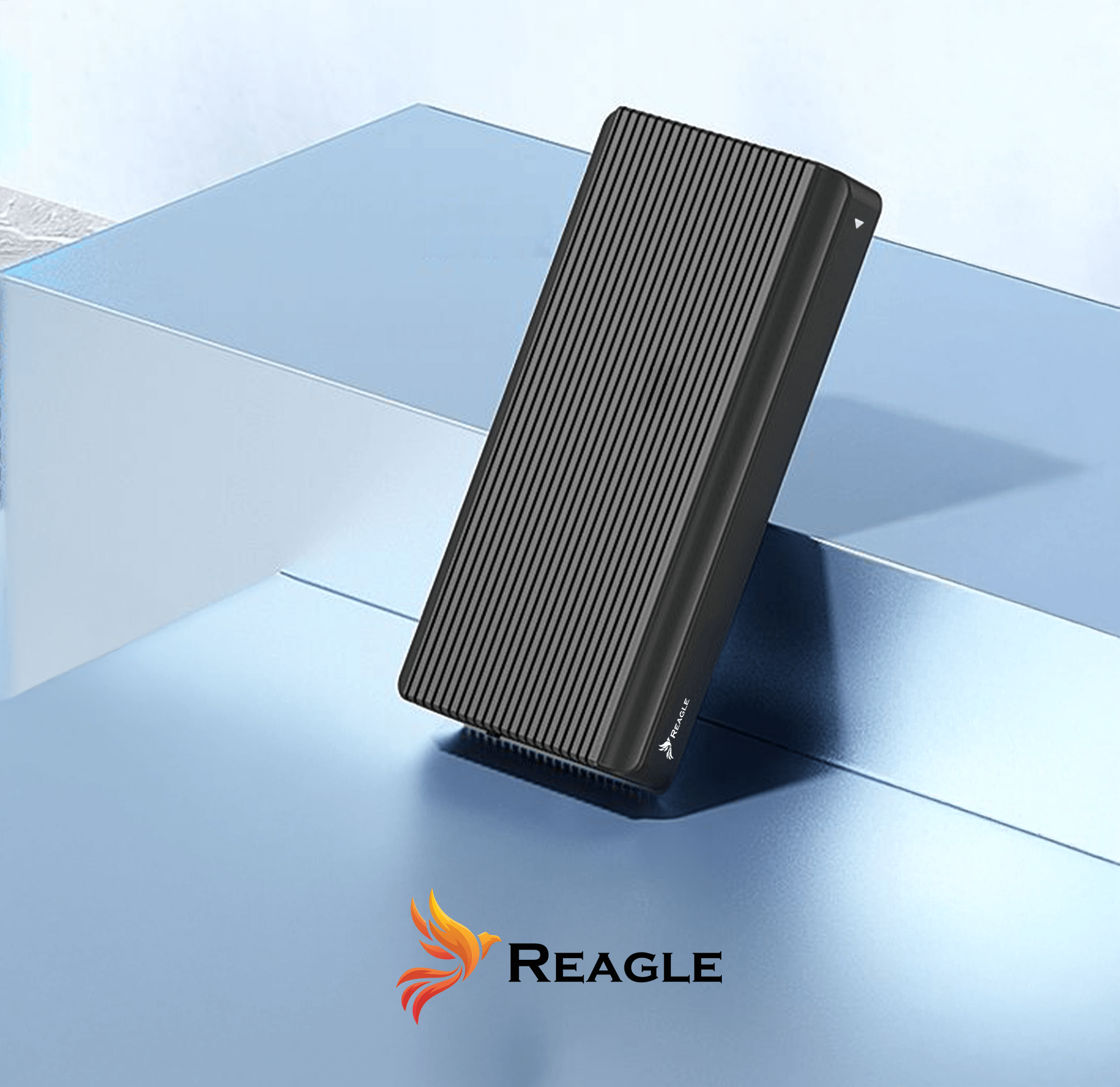 Czarne prostokątne urządzenie z marką Reagle. Znajduje się na błyszczącej, niebieskiej powierzchni.