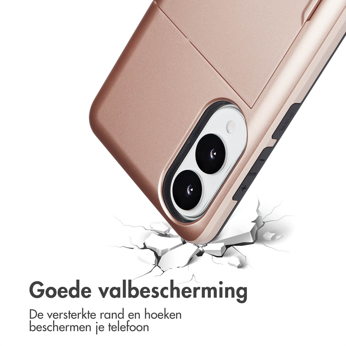Een roségouden telefoonhoesje met een camera-uitsparing. De hoes scheurt alsof hij is gevallen.