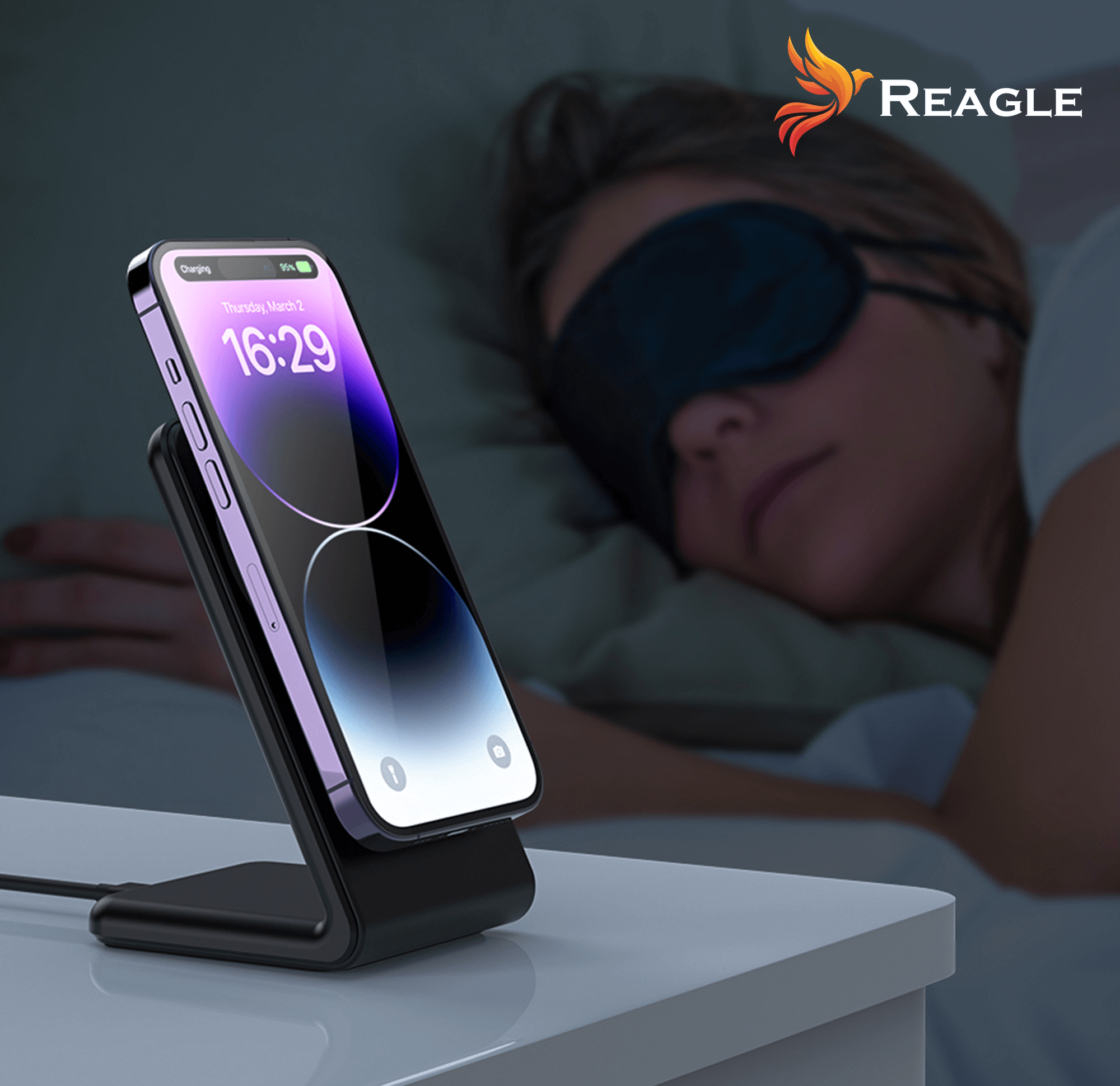 Telefon na ładowarce bezprzewodowej, w tle śpiąca osoba.