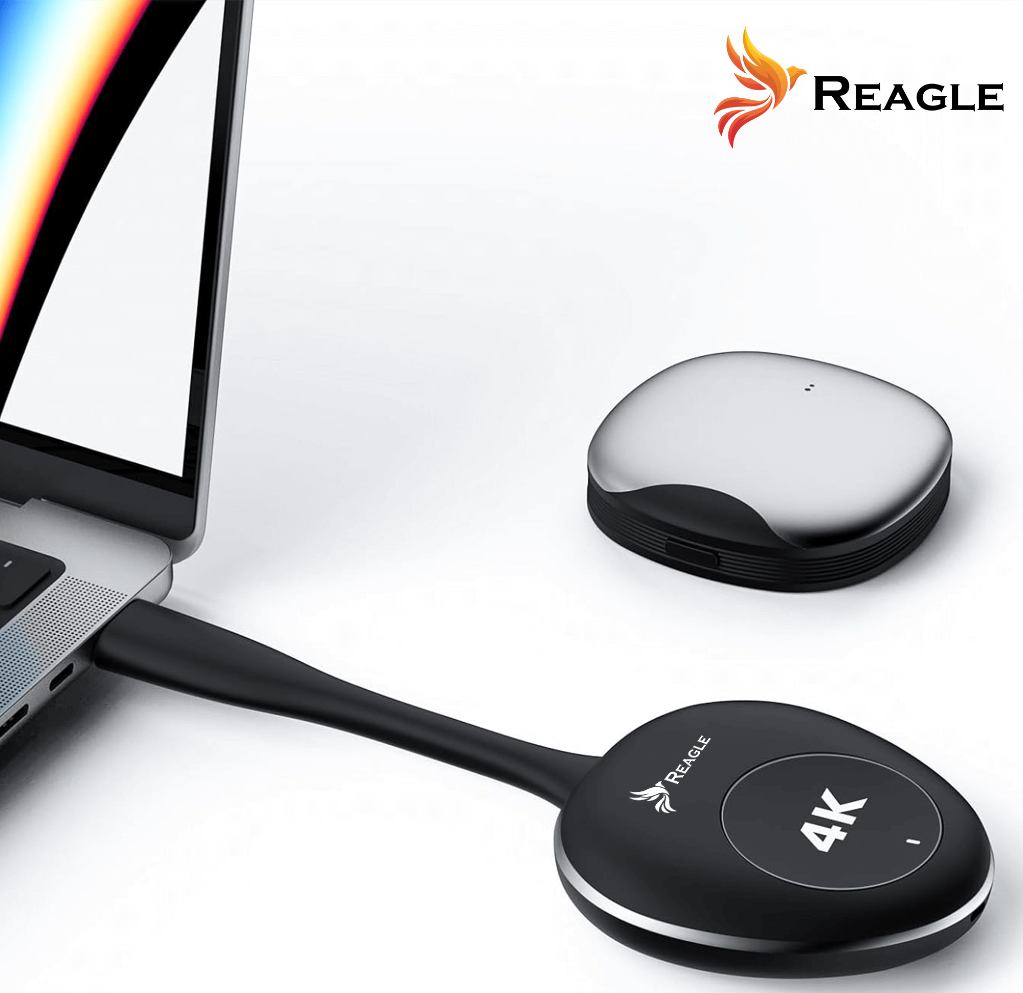 Laptop podłączony do czarnego urządzenia z etykietą 4K. Urządzenie jest podłączone czarnym kablem.