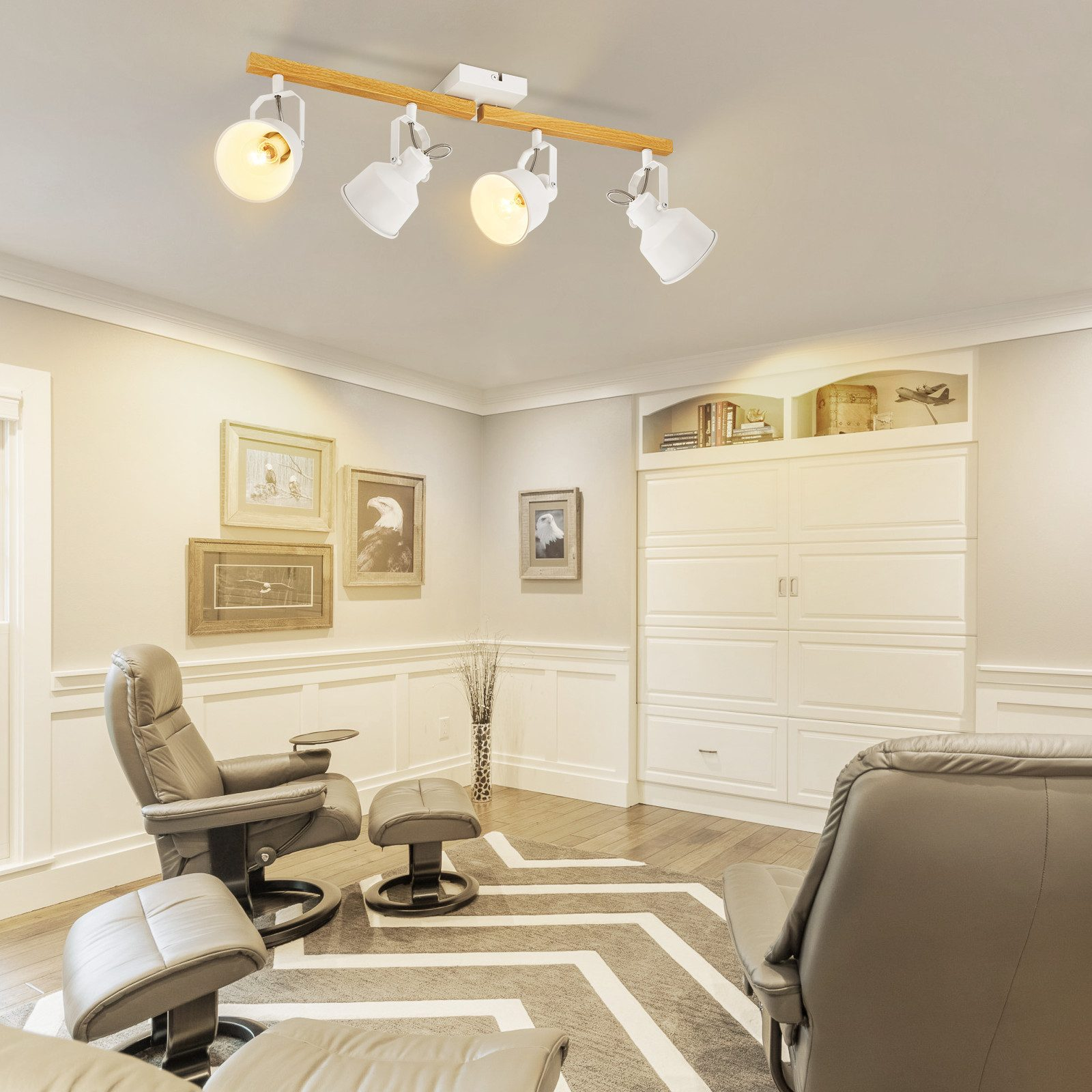 Sufit z czterema białymi reflektorami na drewnianej belce i dwoma skórzanymi fotelami.