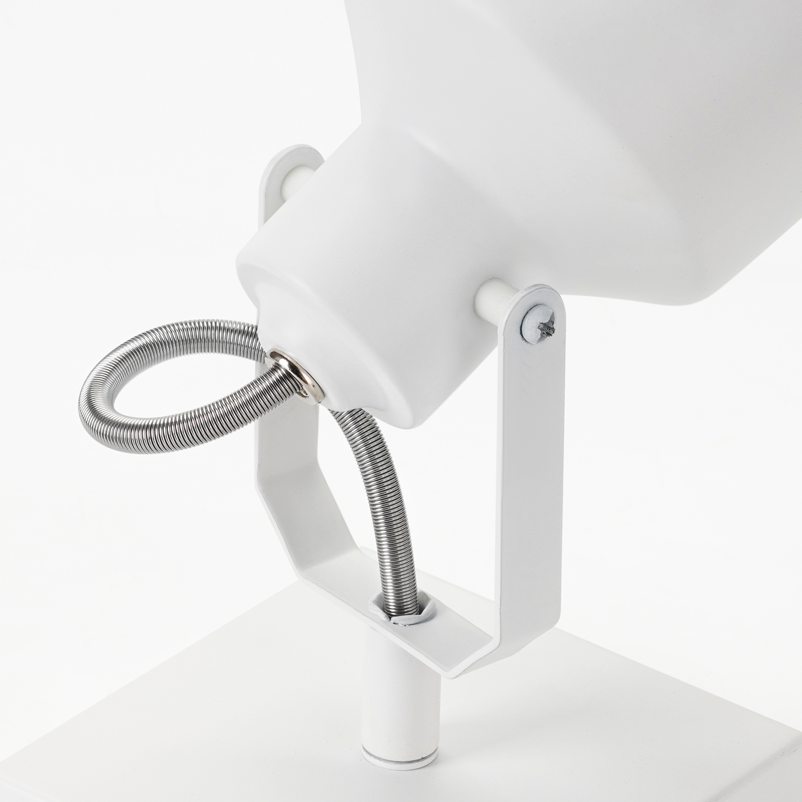 Zbliżenie białego, regulowanego reflektora, w tym jego elastycznego ramienia i podstawy montażowej.