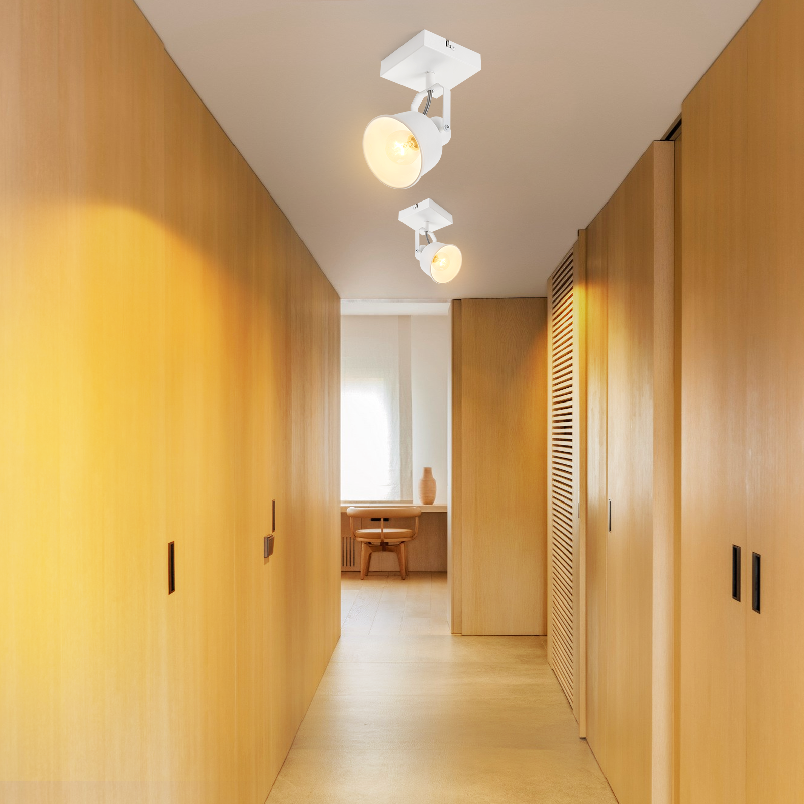 Korytarz z dwoma reflektorami i drewnianymi ścianami. Krzesło i drzwi na końcu.