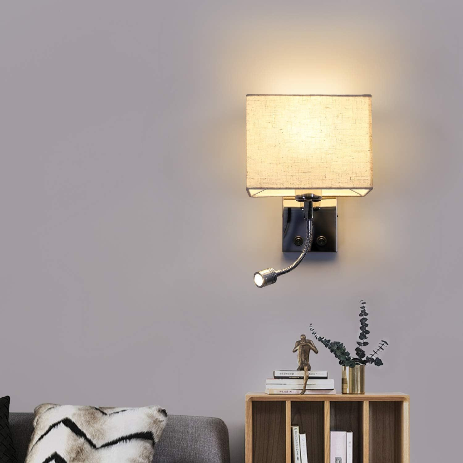 Una lampada da parete con un paralume e un piccolo ripiano sottostante.