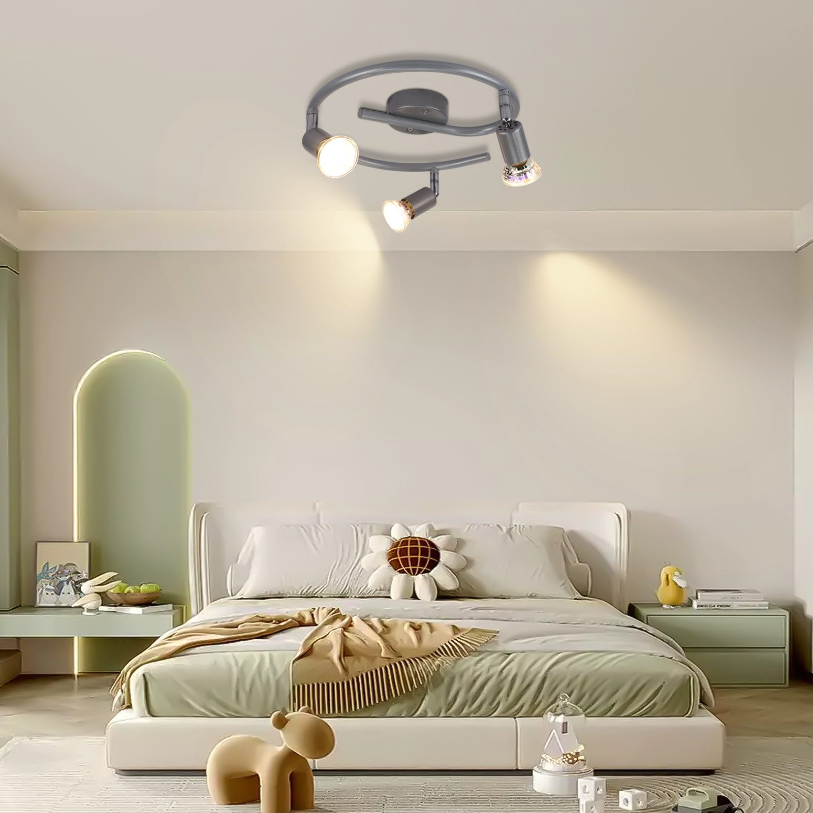 Sypialnia z łóżkiem, szafką nocną i oprawą oświetleniową sufitową z trzema reflektorami.