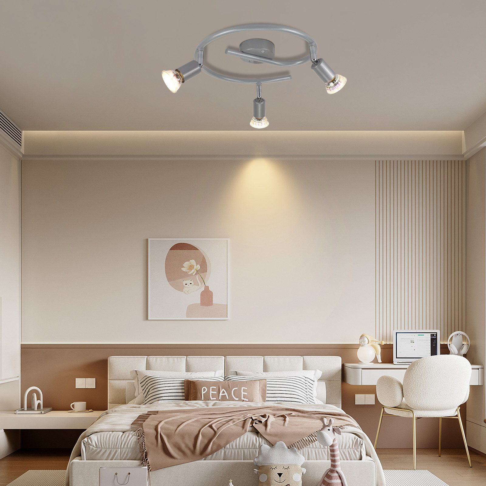 Sypialnia z łóżkiem, obrazem i srebrną lampą sufitową. Lampa ma trzy reflektory.