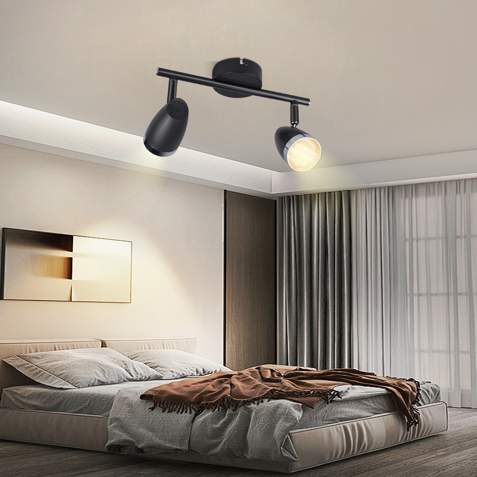 Sypialnia z łóżkiem, brązowym kocem i czarnymi lampami sufitowymi. Okno z zasłonami. Białe ściany.