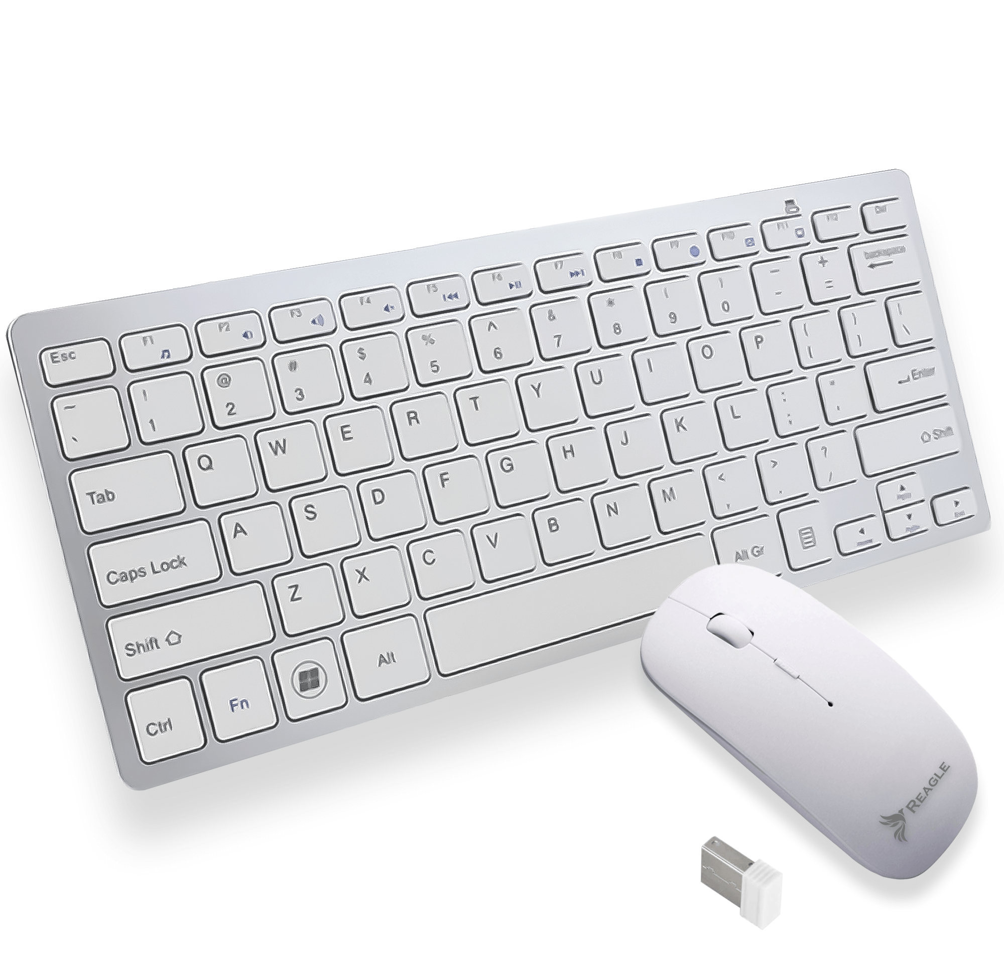 Srebrna klawiatura i biała mysz na białej powierzchni, z czarnym adapterem.